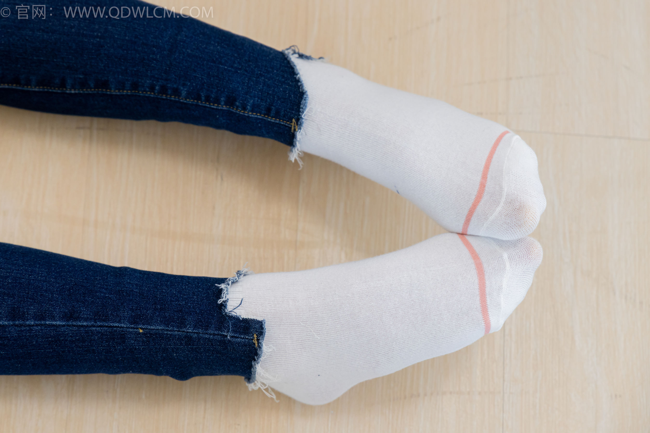 物恋传媒 No.2354 小悦 - 帆布鞋、白棉袜、裸足/(150P)