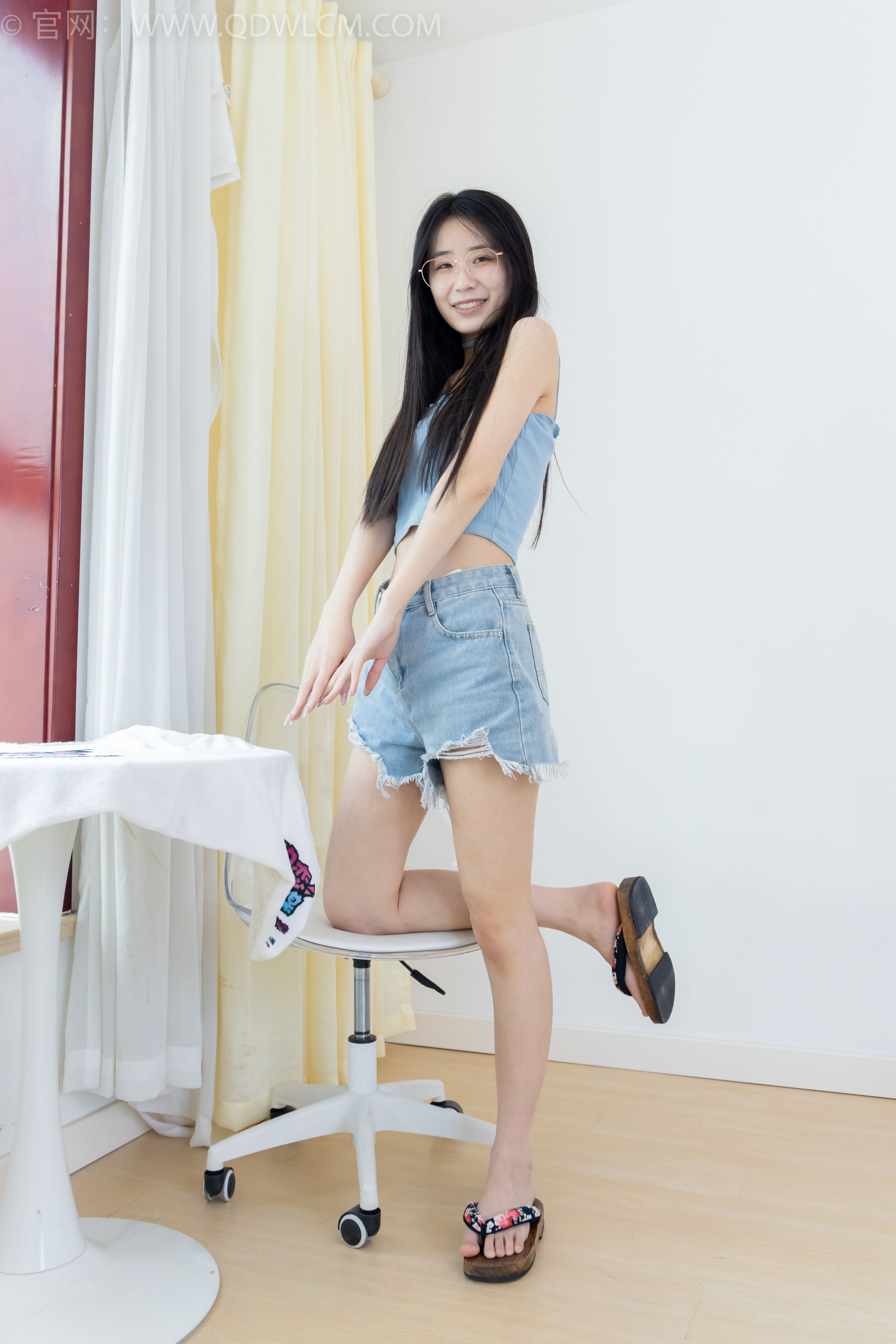 物恋传媒 No.2353 菜菜 - 木屐人字拖、薄黑丝、裸足/(155P)