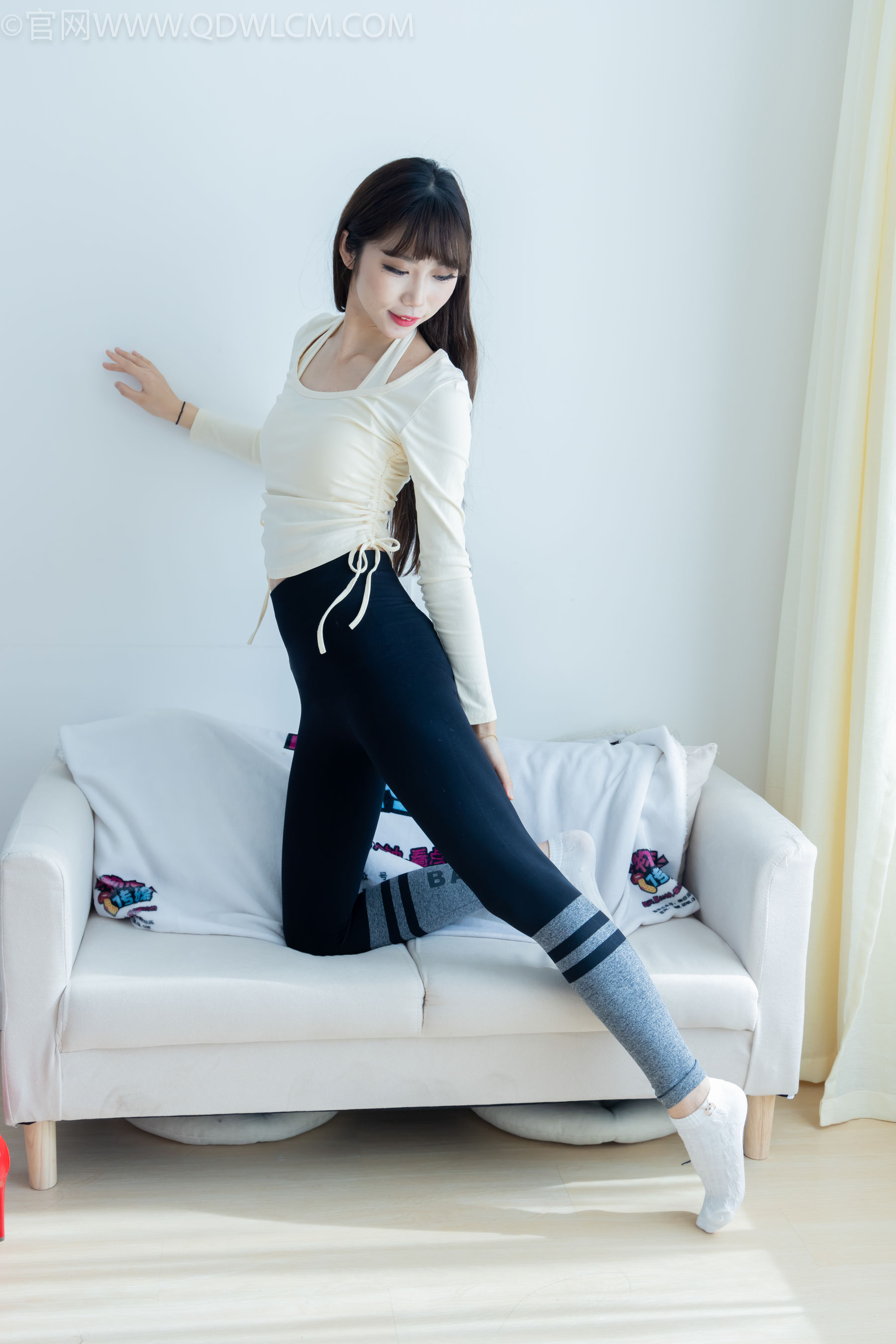 物恋传媒 No.2326 泡泡 - 高跟长靴、白棉袜、裸足/(184P)