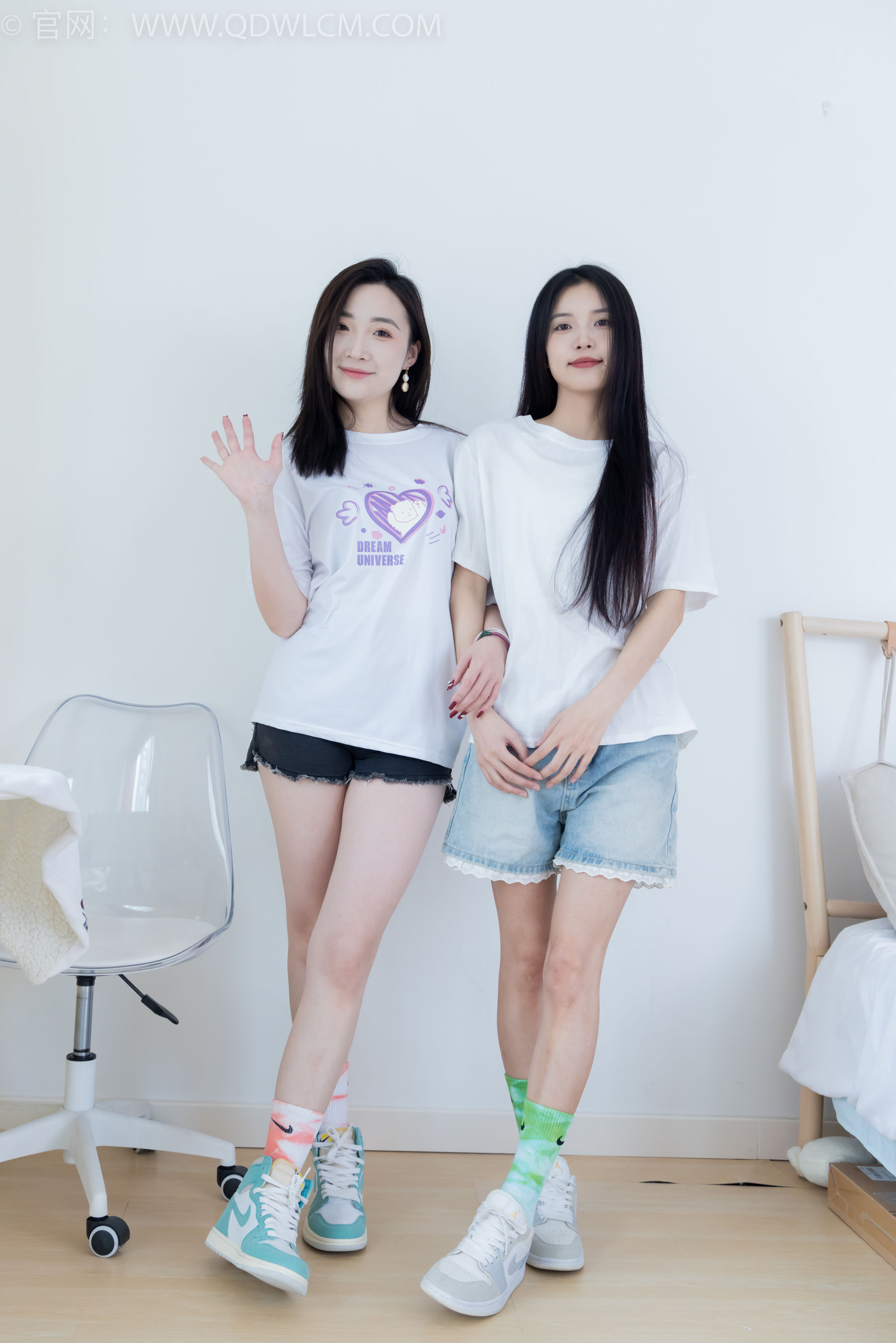 物恋传媒 No.2345 茯苓&恬恬 - 两双板鞋、红棉袜、绿棉袜、裸足/(165P)