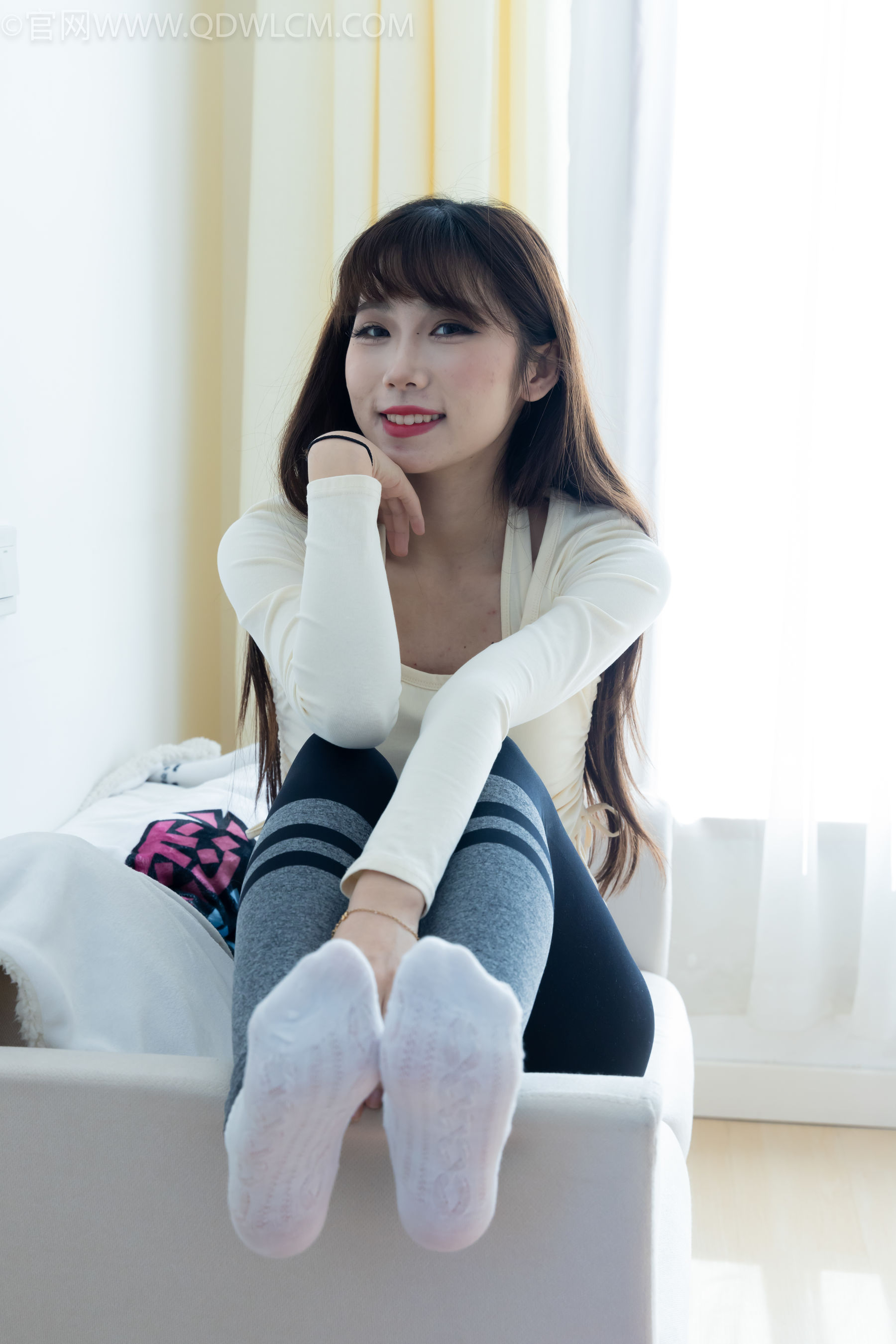 物恋传媒 No.2326 泡泡 - 高跟长靴、白棉袜、裸足/(184P)