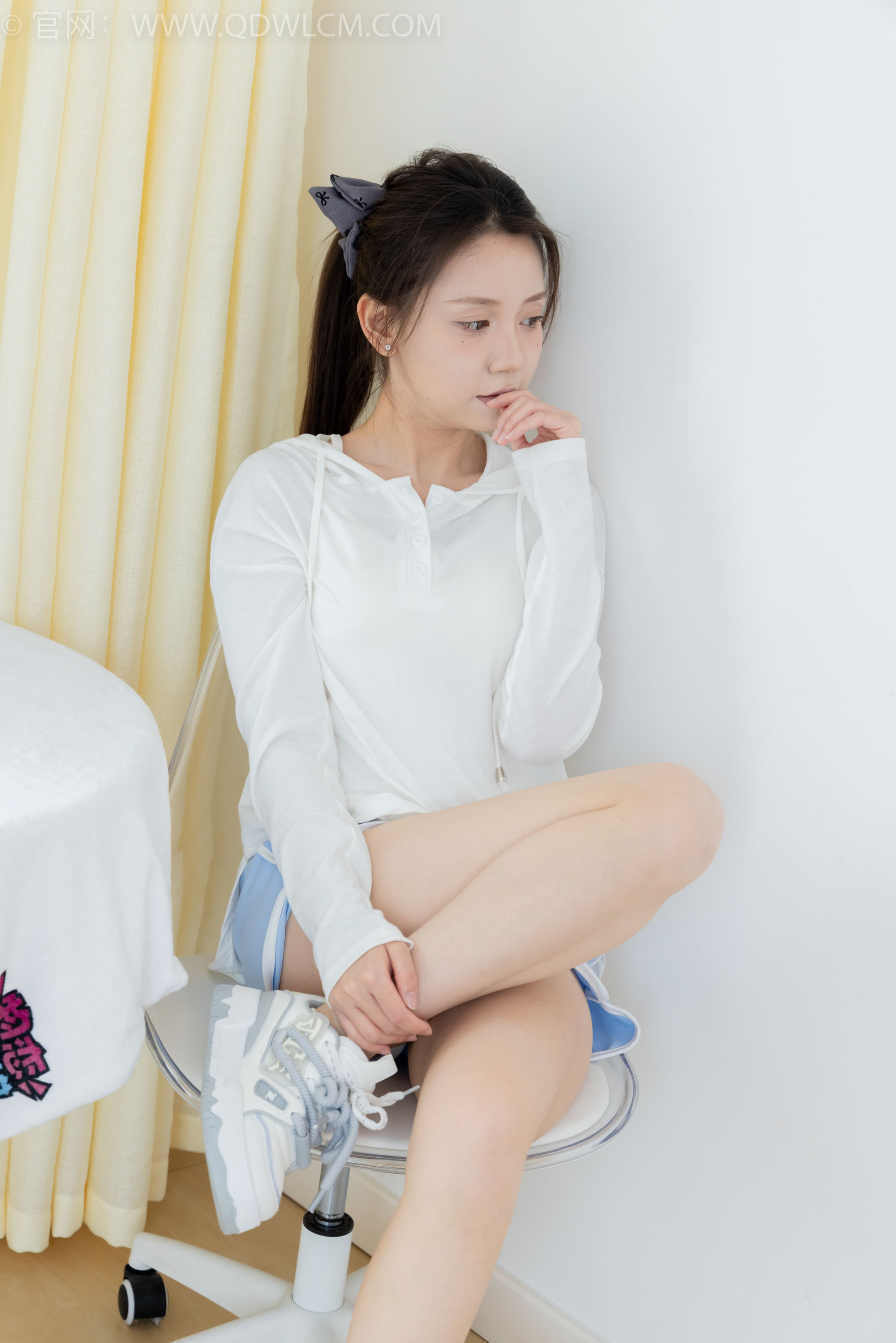 物恋传媒 No.2348 小曦 - 板鞋、白棉袜、裸足/(155P)