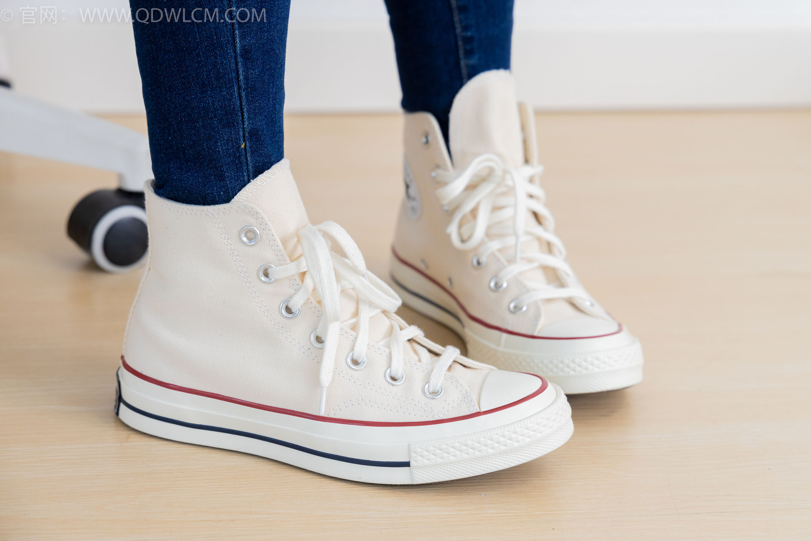 物恋传媒 No.2354 小悦 - 帆布鞋、白棉袜、裸足/(150P)