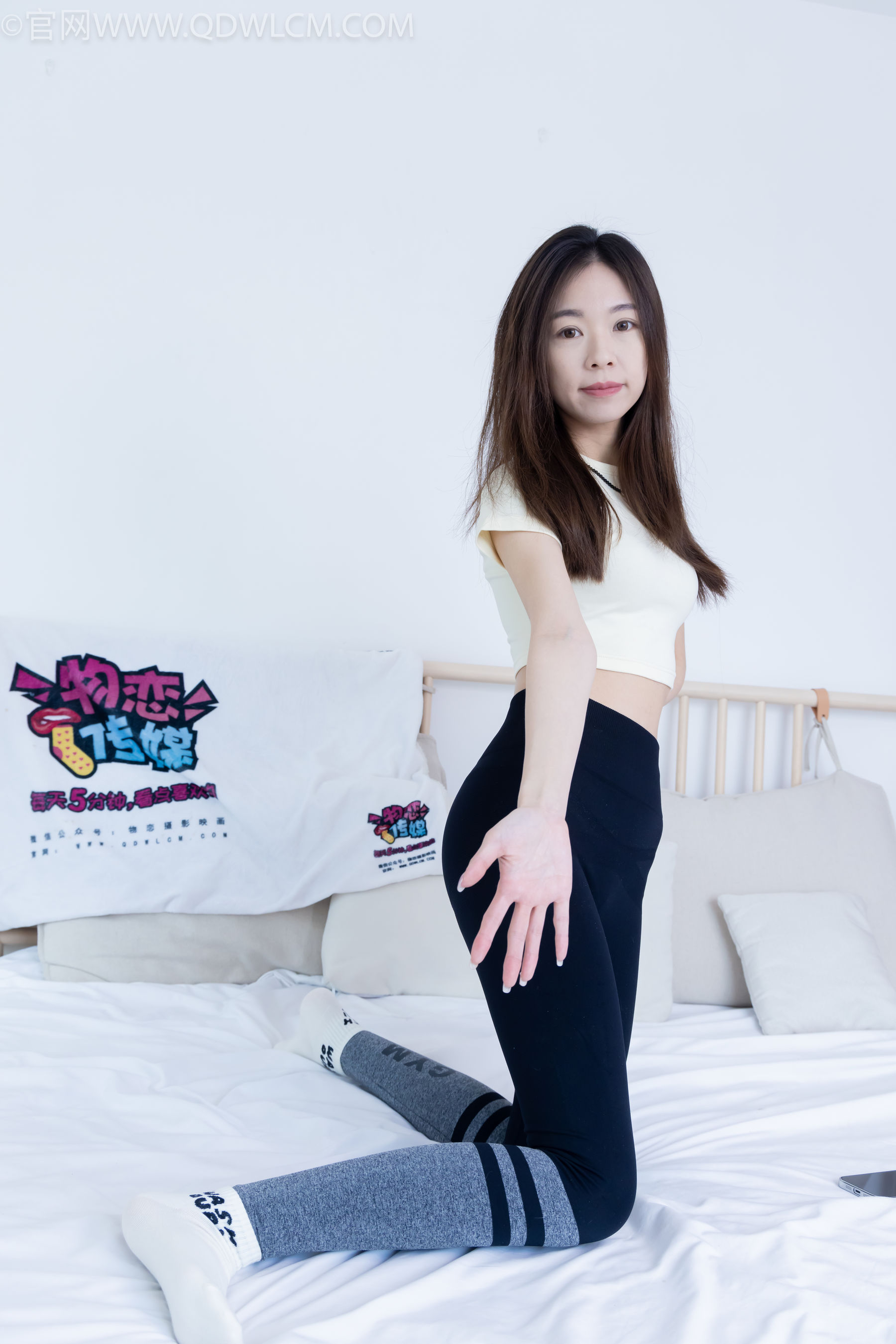 物恋传媒 No.2339 婷婷 - 长靴、白棉袜、裸足/(175P)