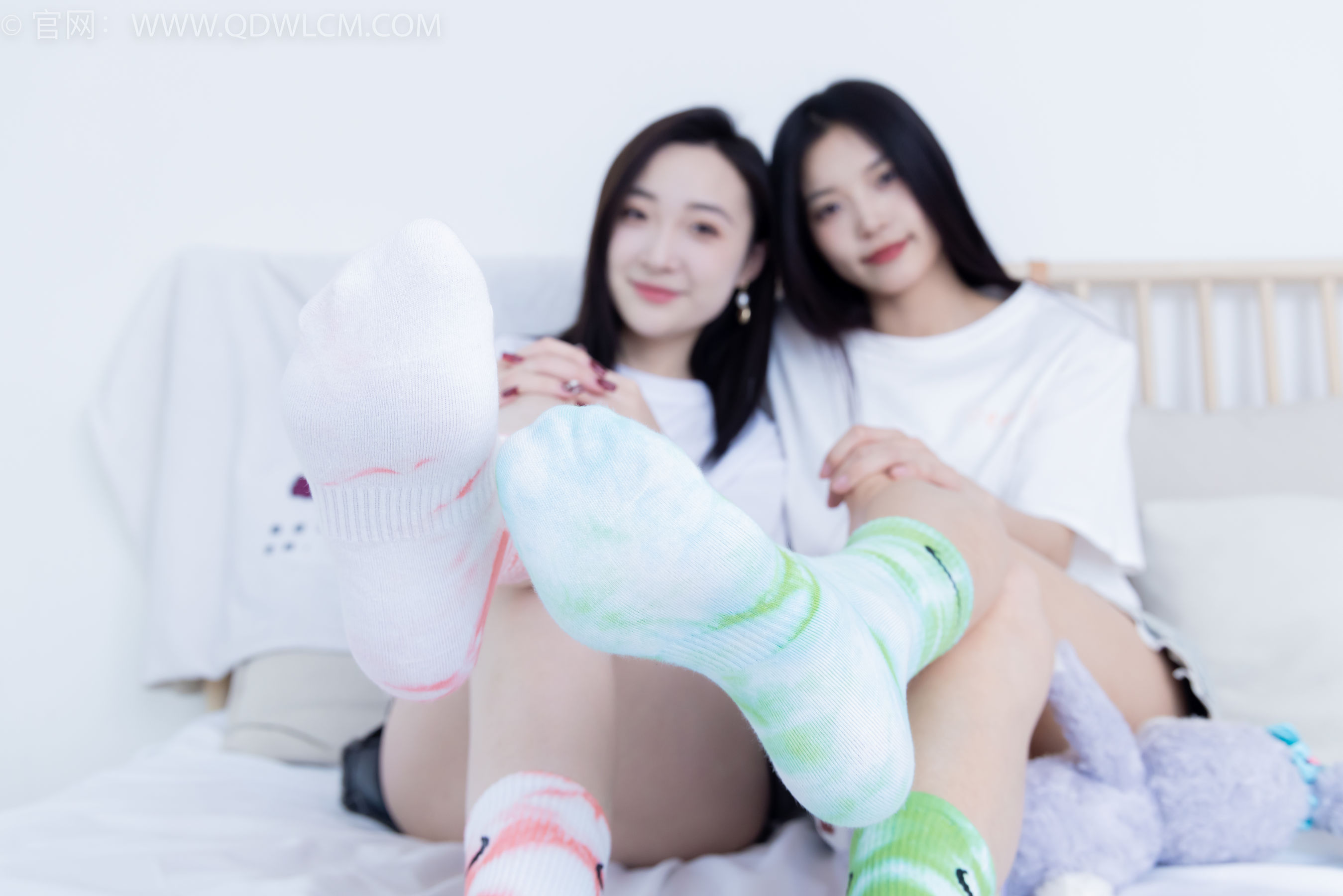 物恋传媒 No.2345 茯苓&恬恬 - 两双板鞋、红棉袜、绿棉袜、裸足/(165P)