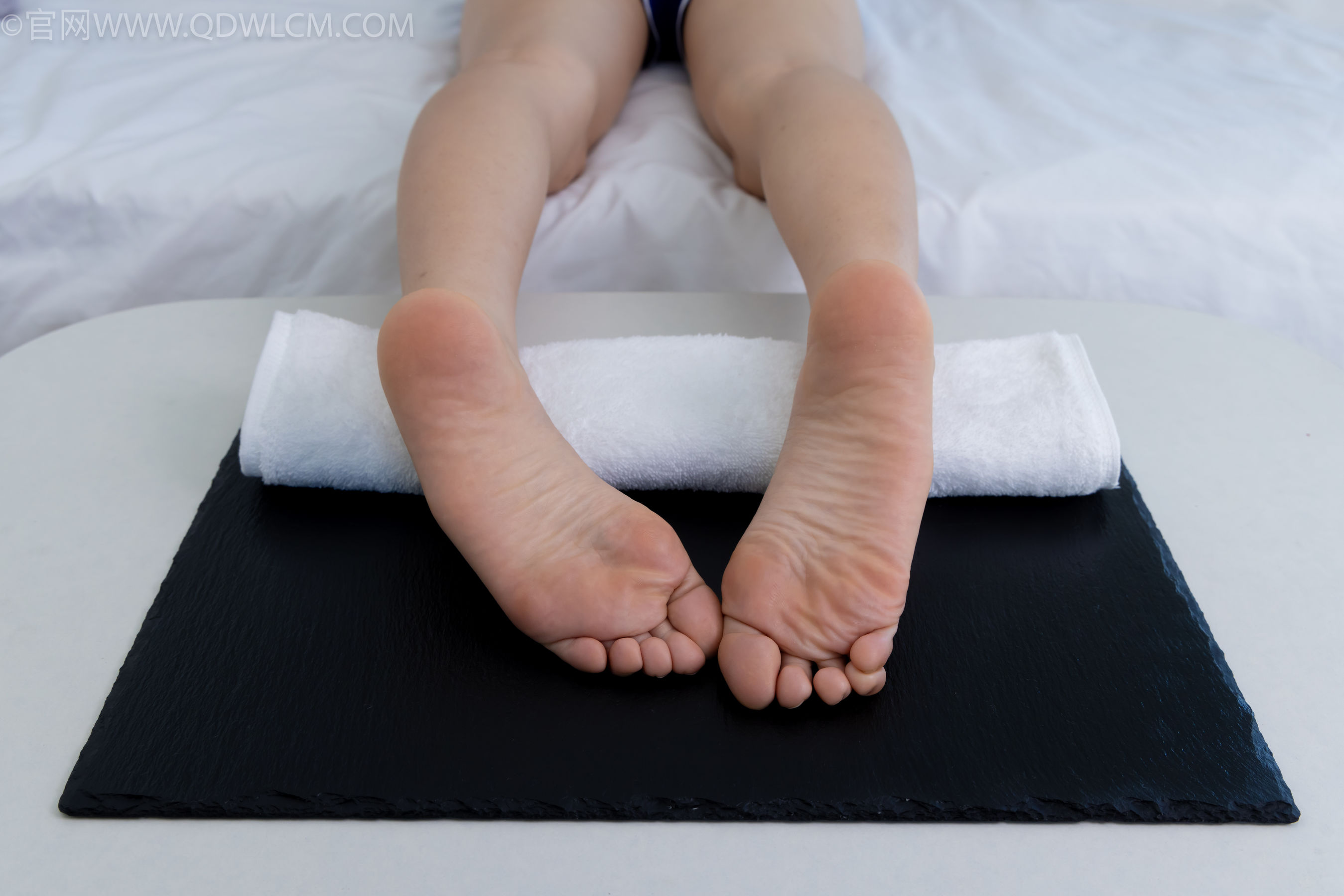 物恋传媒 No.2334 嘉木 - 运动鞋、厚白丝、裸足、裸足/(242P)