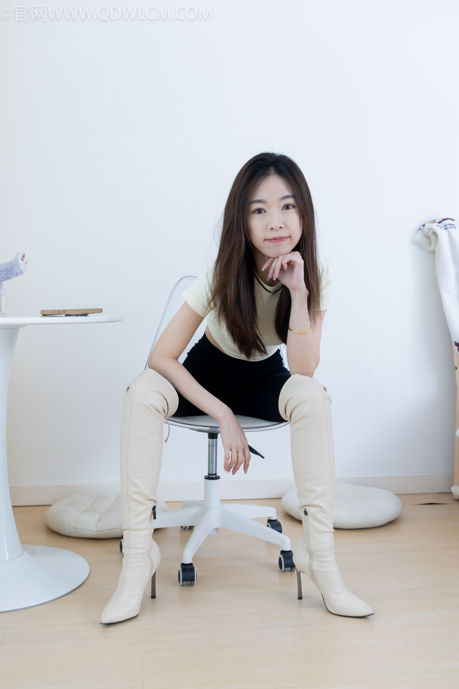 物恋传媒 No.2339 婷婷 - 长靴、白棉袜、裸足/(175P)