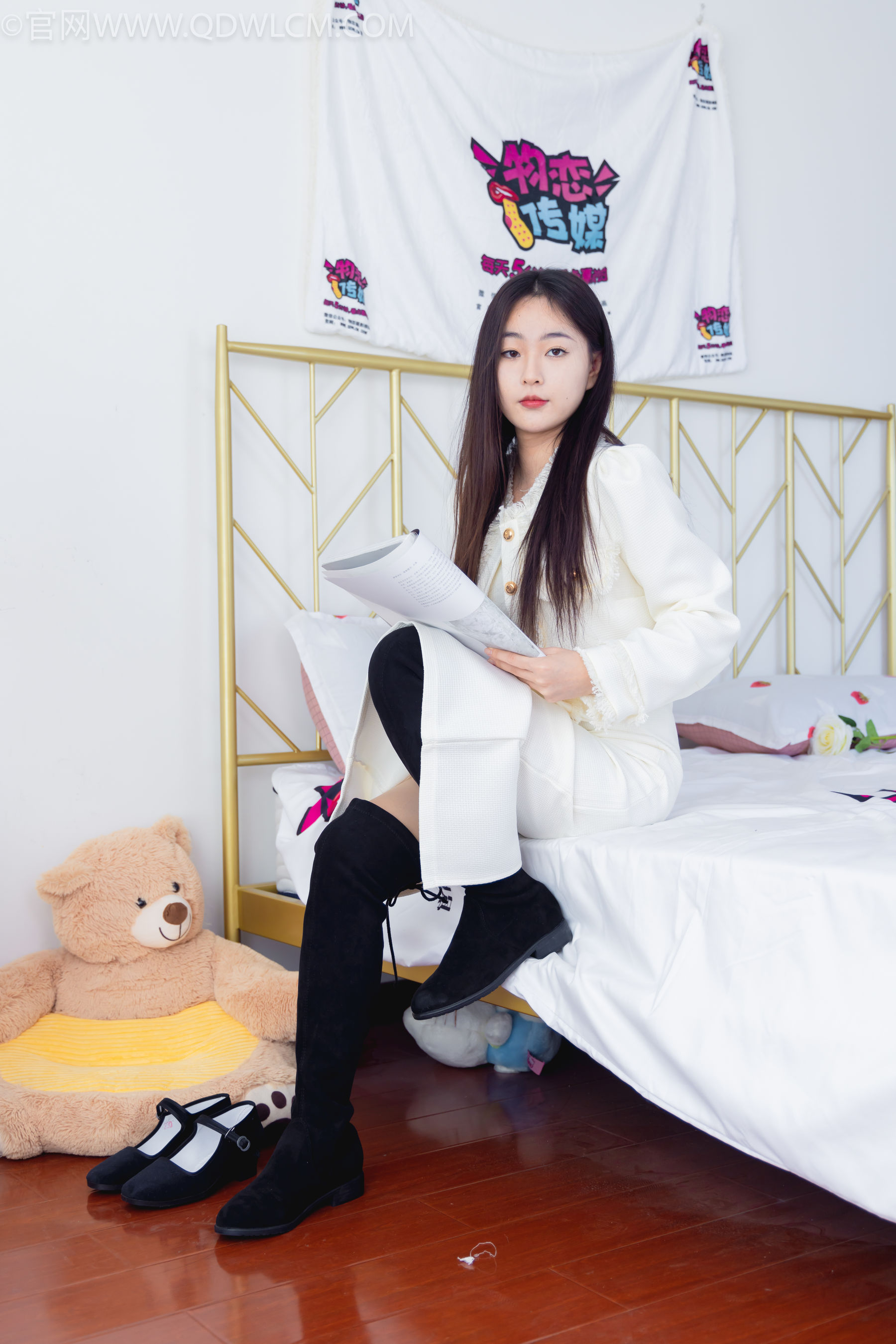 物恋传媒 No.2335 美兔 - 布鞋、长靴、白棉袜、薄肉丝/(227P)