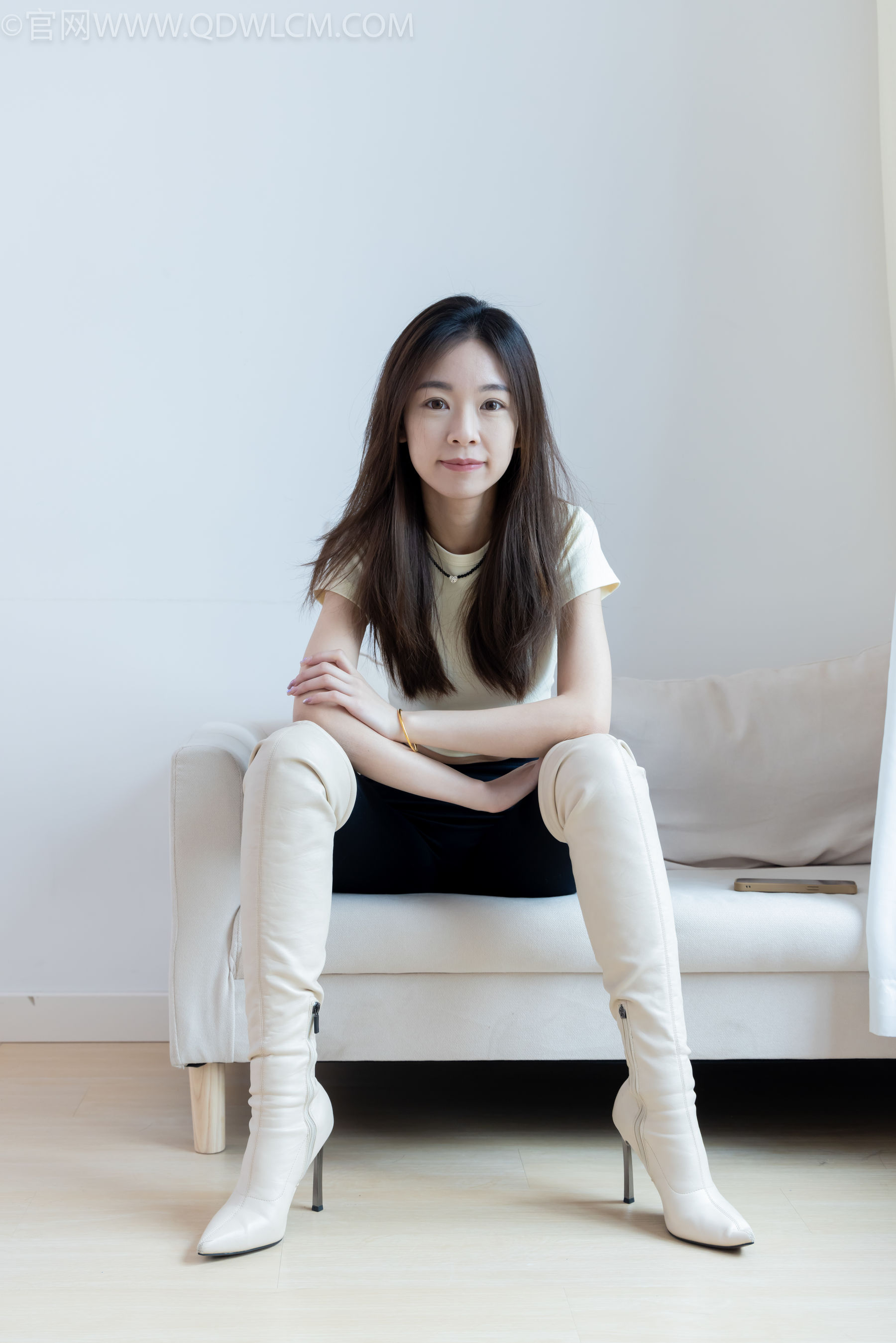 物恋传媒 No.2339 婷婷 - 长靴、白棉袜、裸足/(175P)