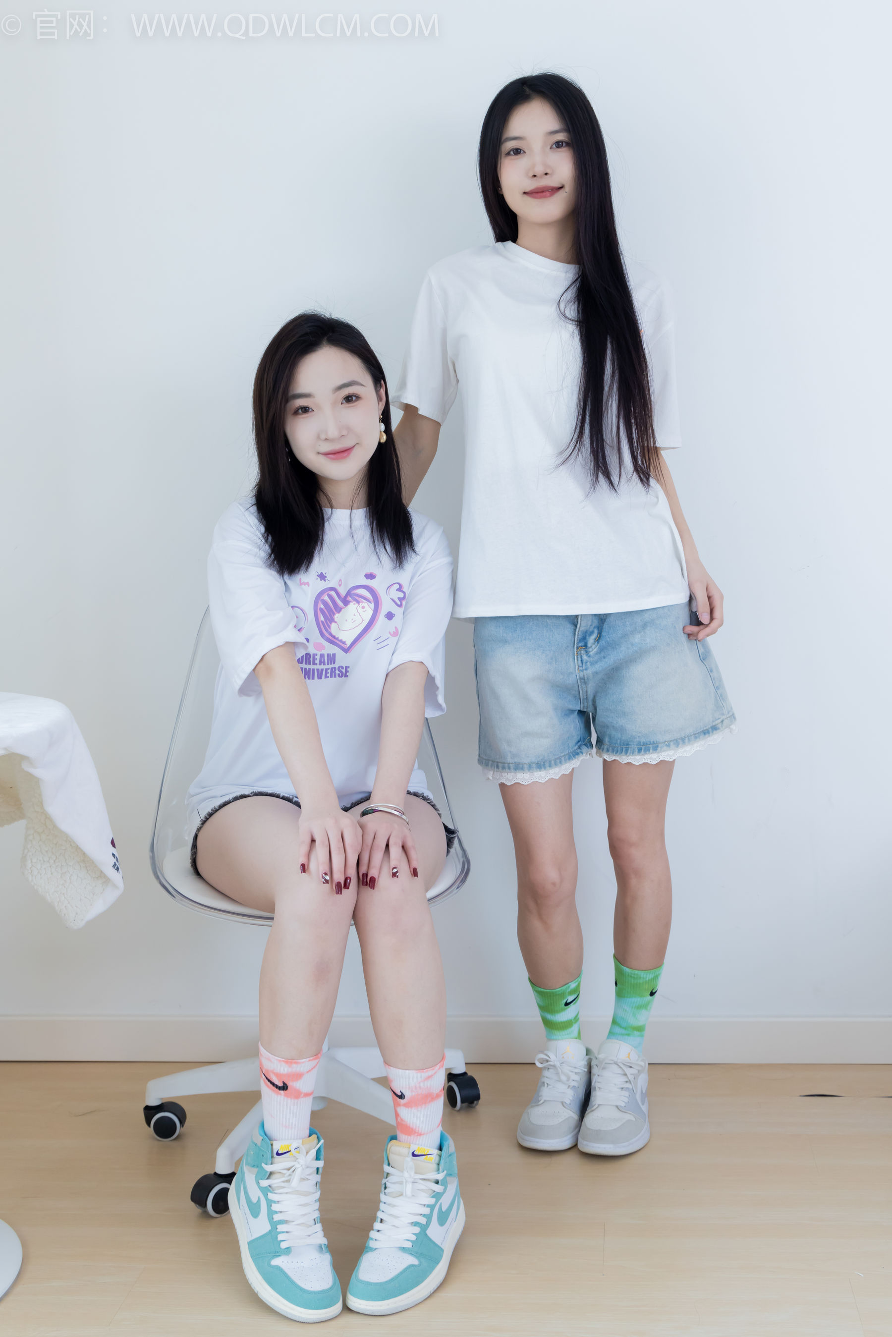 物恋传媒 No.2345 茯苓&恬恬 - 两双板鞋、红棉袜、绿棉袜、裸足/(165P)