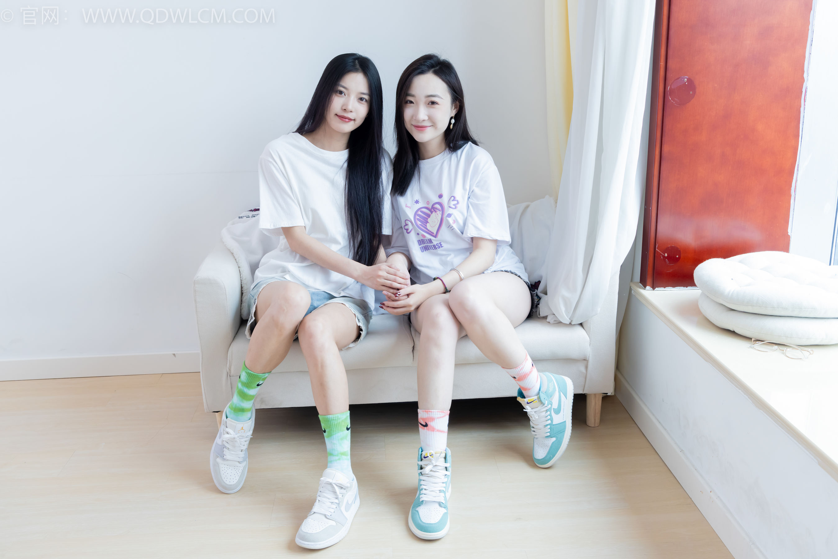 物恋传媒 No.2345 茯苓&恬恬 - 两双板鞋、红棉袜、绿棉袜、裸足/(165P)