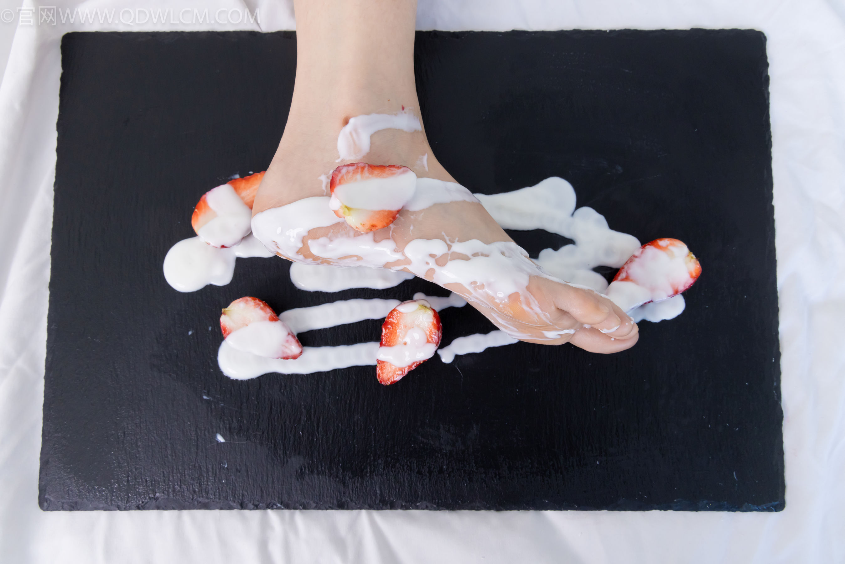 物恋传媒 No.2331 菜菜 - 高跟鞋、薄黑丝、裸足/(352P)