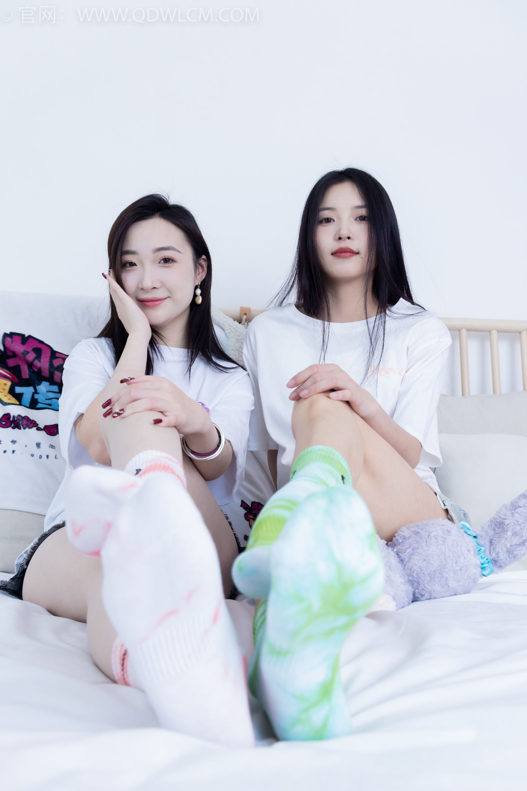 物恋传媒 No.2345 茯苓&恬恬 - 两双板鞋、红棉袜、绿棉袜、裸足/(165P)