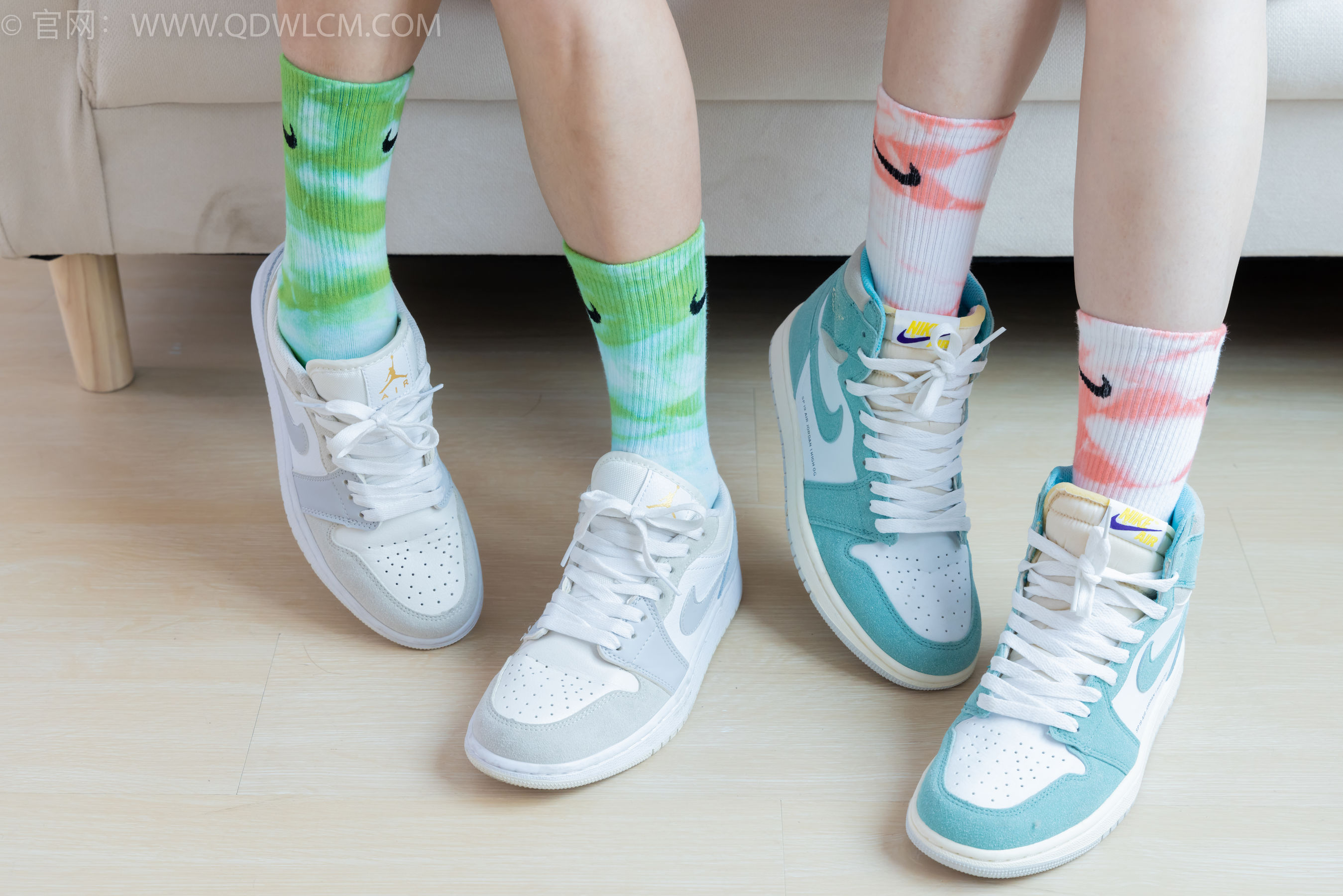 物恋传媒 No.2345 茯苓&恬恬 - 两双板鞋、红棉袜、绿棉袜、裸足/(165P)