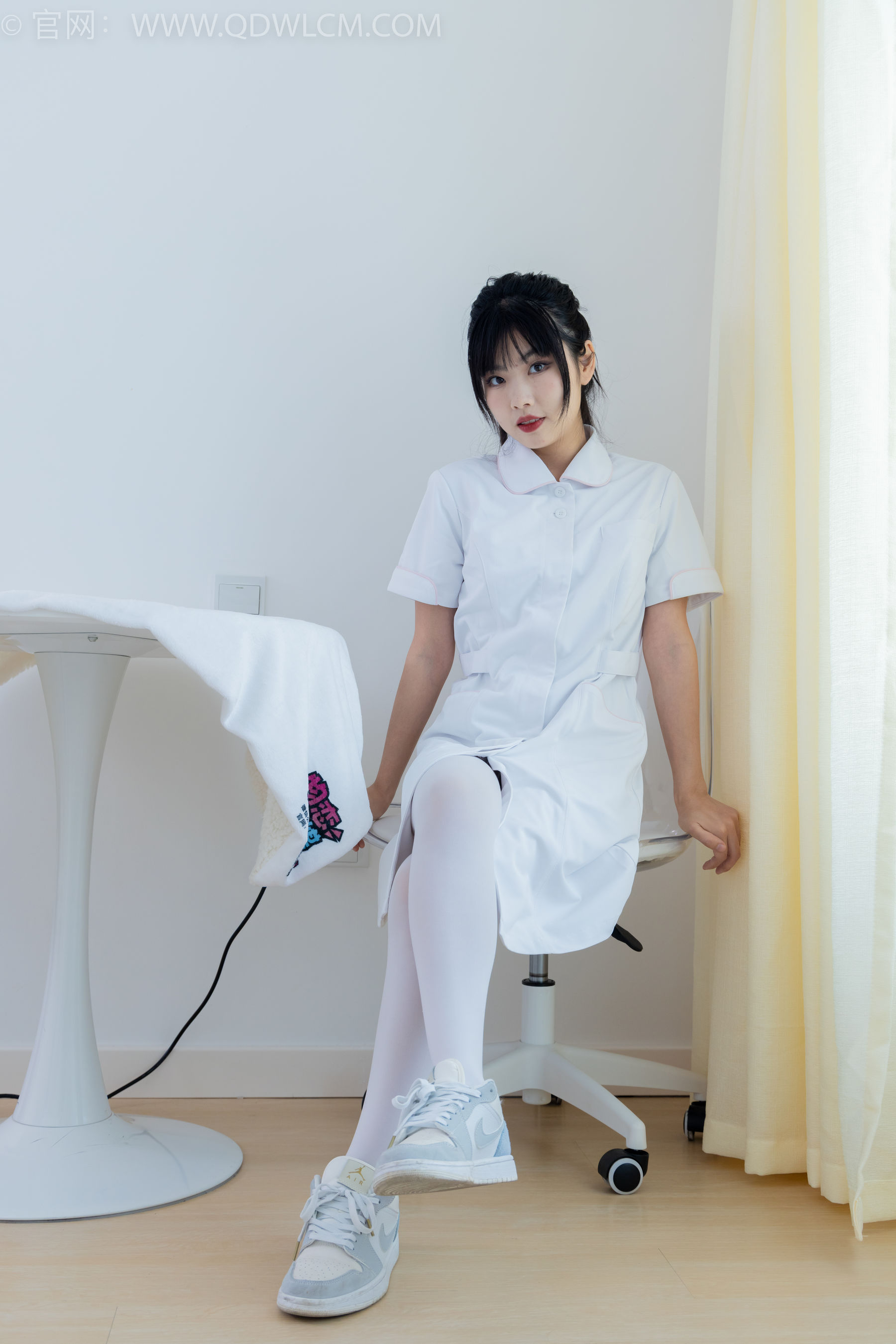 物恋传媒 No.2347 米米 - 板鞋、自然穿脏厚白丝、护士服/(170P)