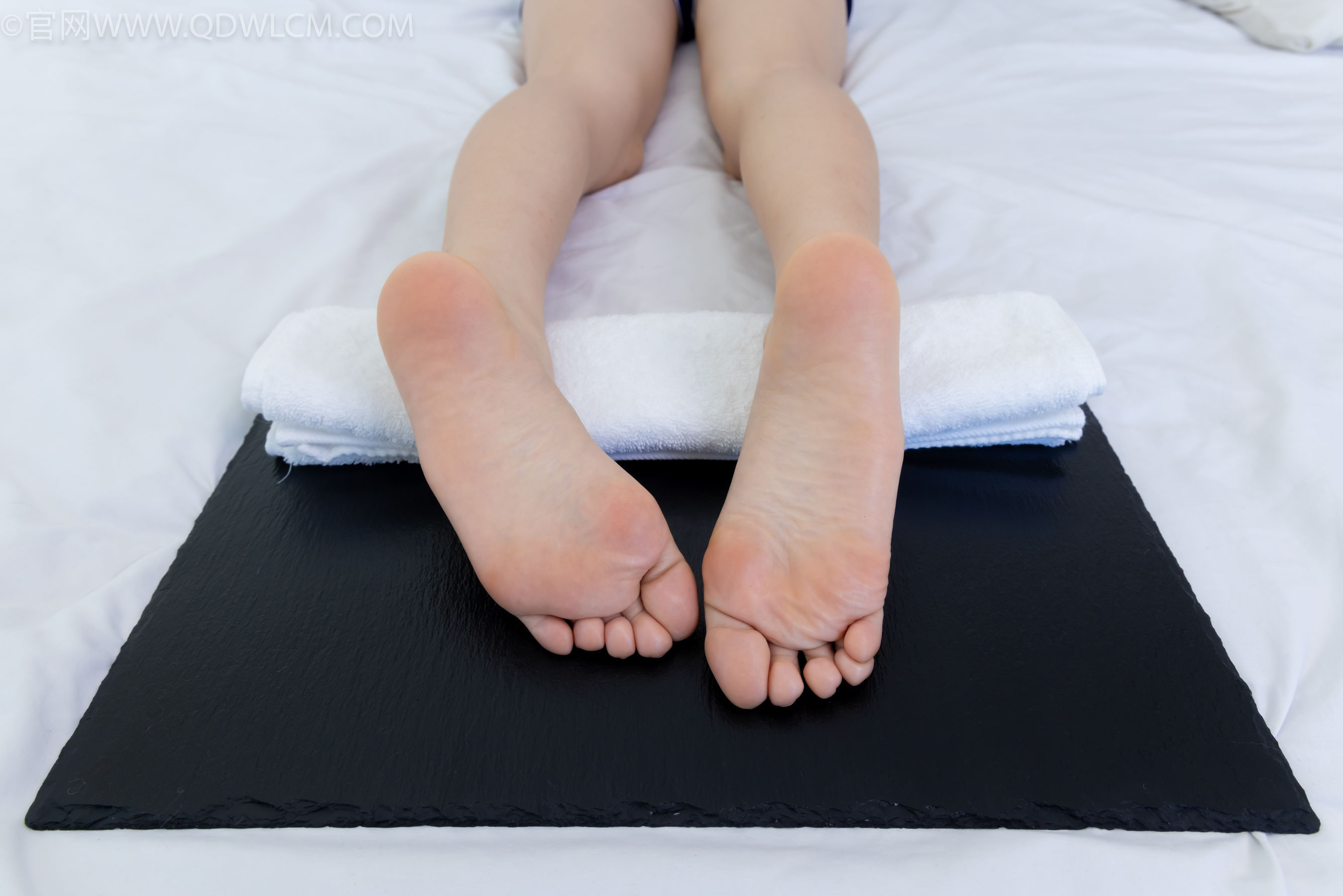 物恋传媒 No.2334 嘉木 - 运动鞋、厚白丝、裸足、裸足/(242P)