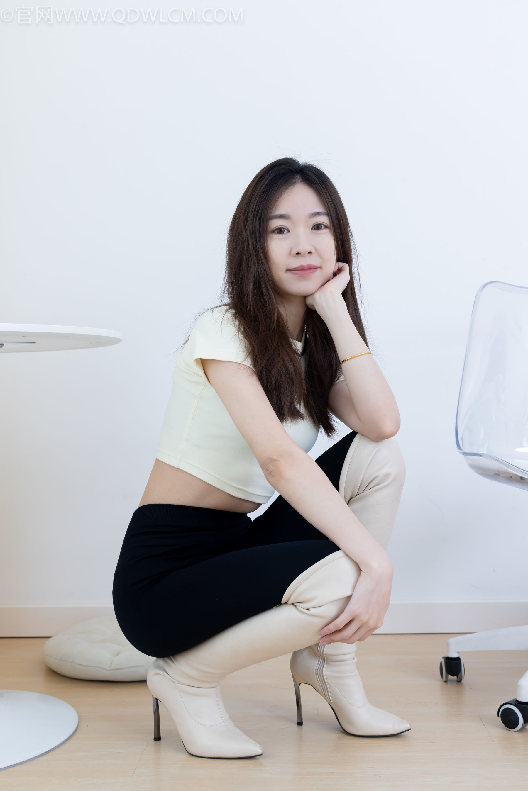 物恋传媒 No.2339 婷婷 - 长靴、白棉袜、裸足/(175P)