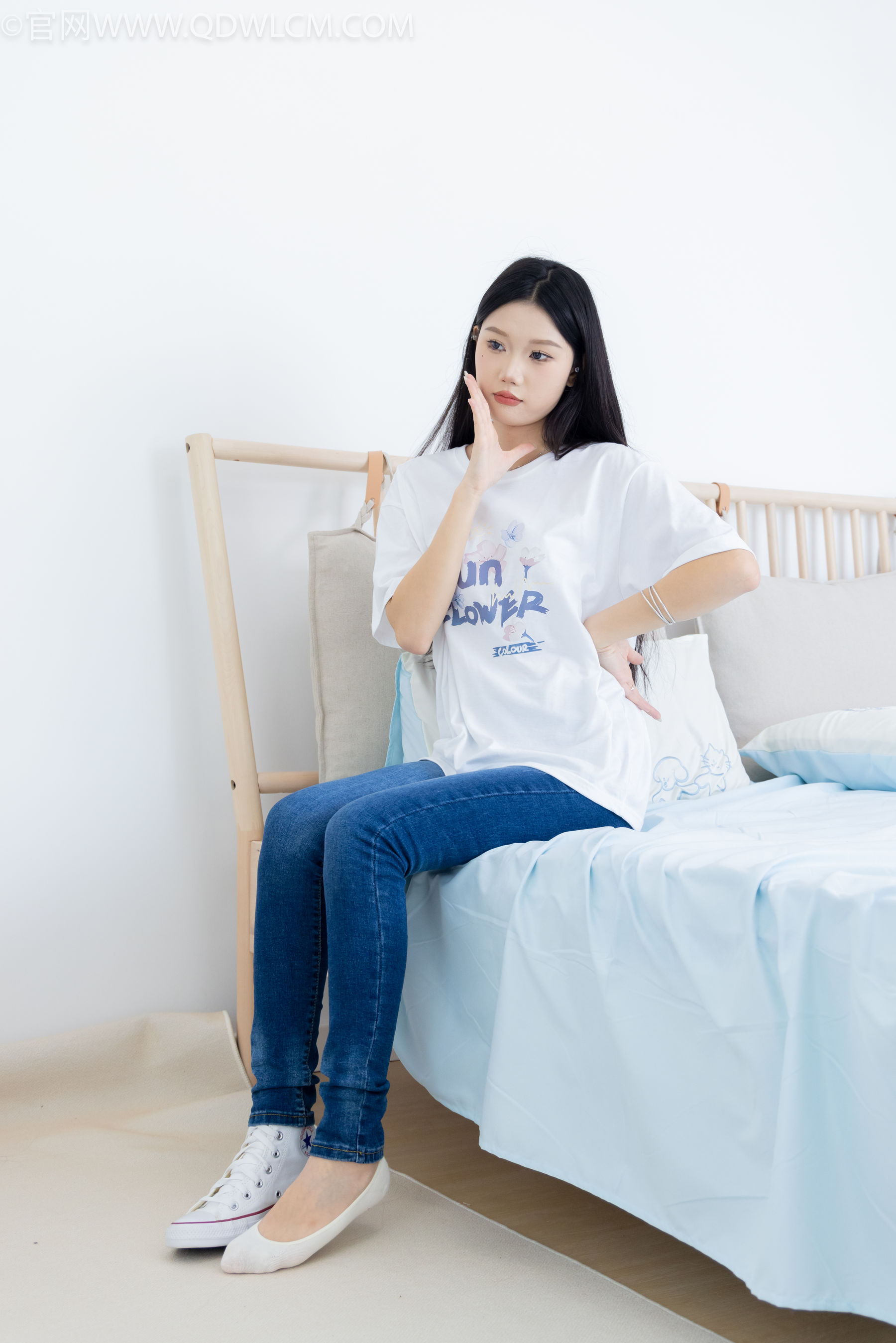 物恋传媒 No.2329 小竹 - 帆布鞋、白船袜、肚子疼揉肚子剧情/(158P)