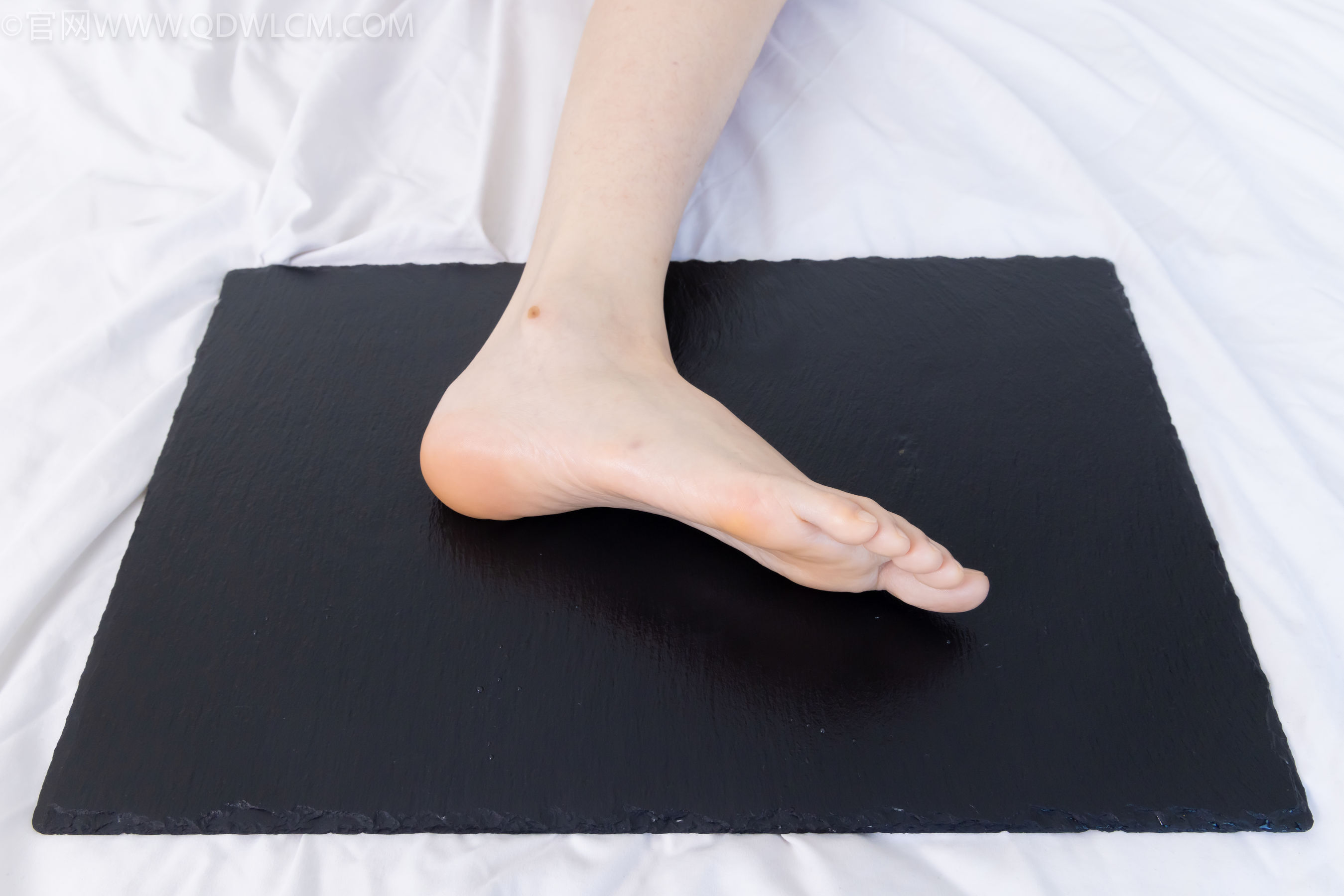 物恋传媒 No.2331 菜菜 - 高跟鞋、薄黑丝、裸足/(352P)