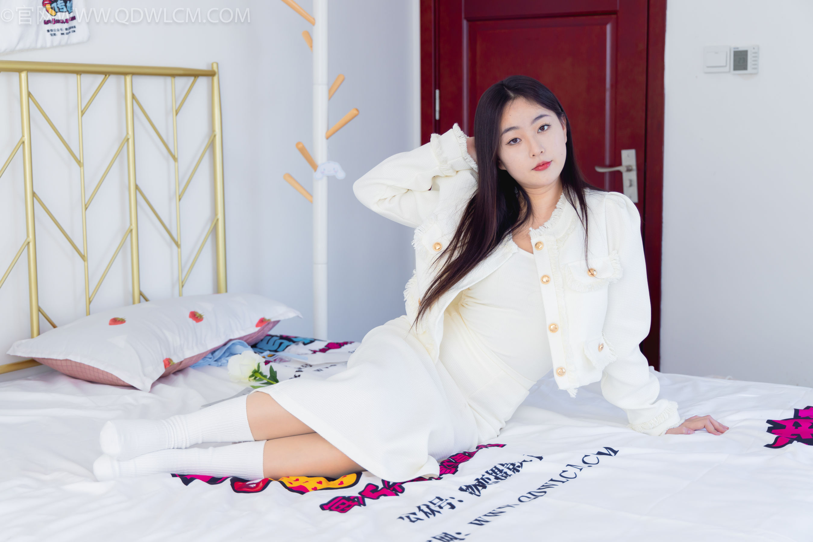 物恋传媒 No.2335 美兔 - 布鞋、长靴、白棉袜、薄肉丝/(227P)