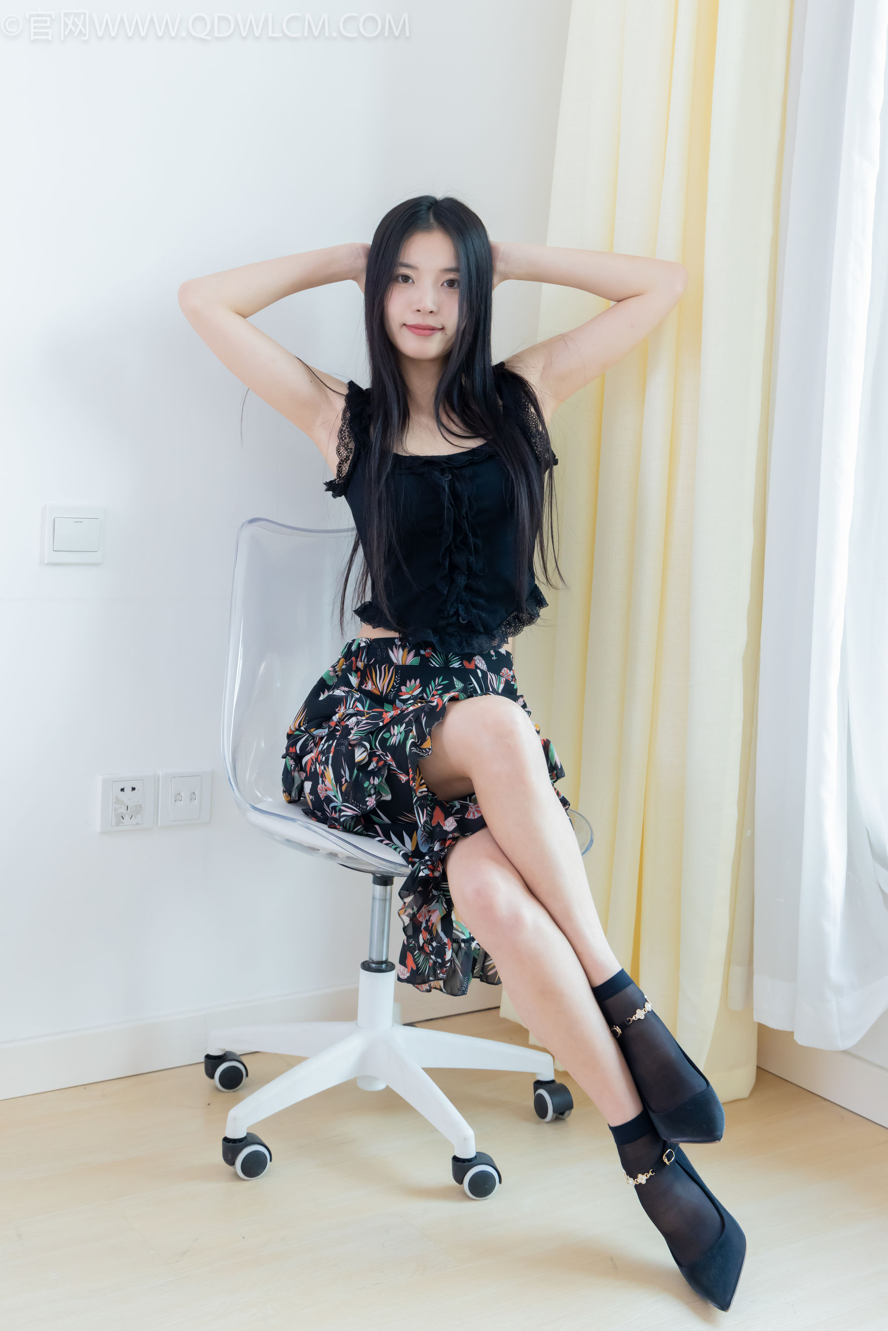 物恋传媒 No.2332 茯苓 - 短靴、短黑丝、裸足/(184P)