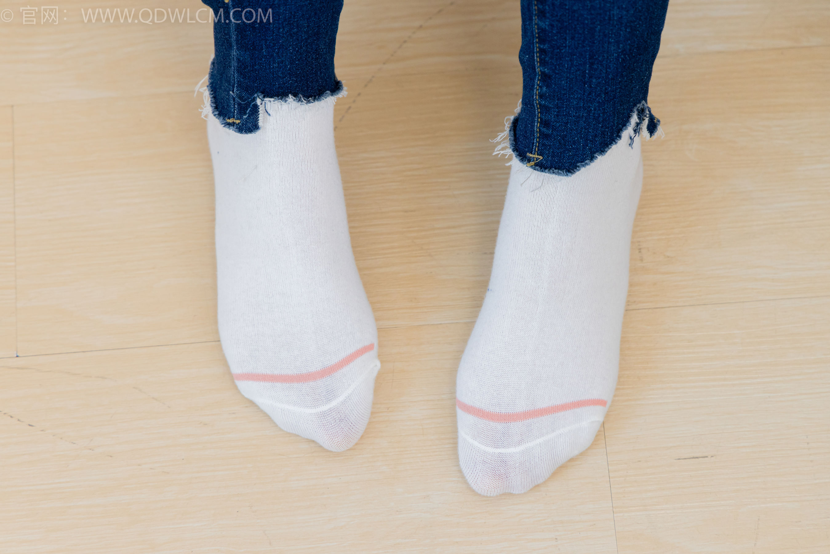 物恋传媒 No.2354 小悦 - 帆布鞋、白棉袜、裸足/(150P)