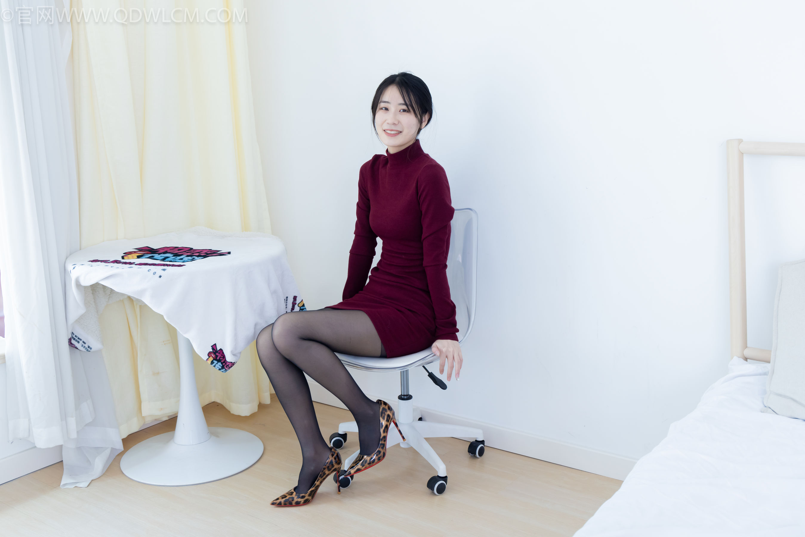 物恋传媒 No.2331 菜菜 - 高跟鞋、薄黑丝、裸足/(352P)