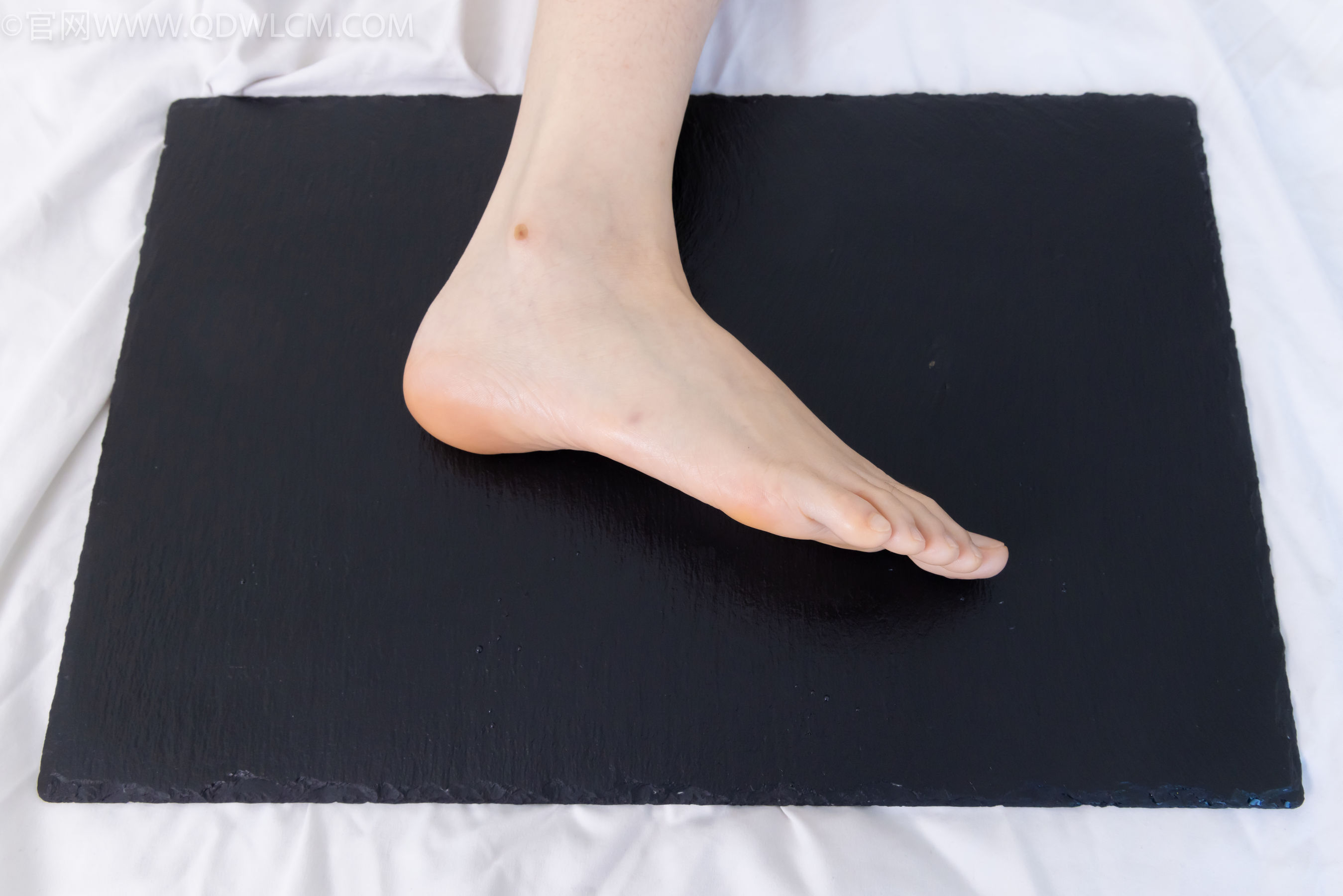 物恋传媒 No.2331 菜菜 - 高跟鞋、薄黑丝、裸足/(352P)