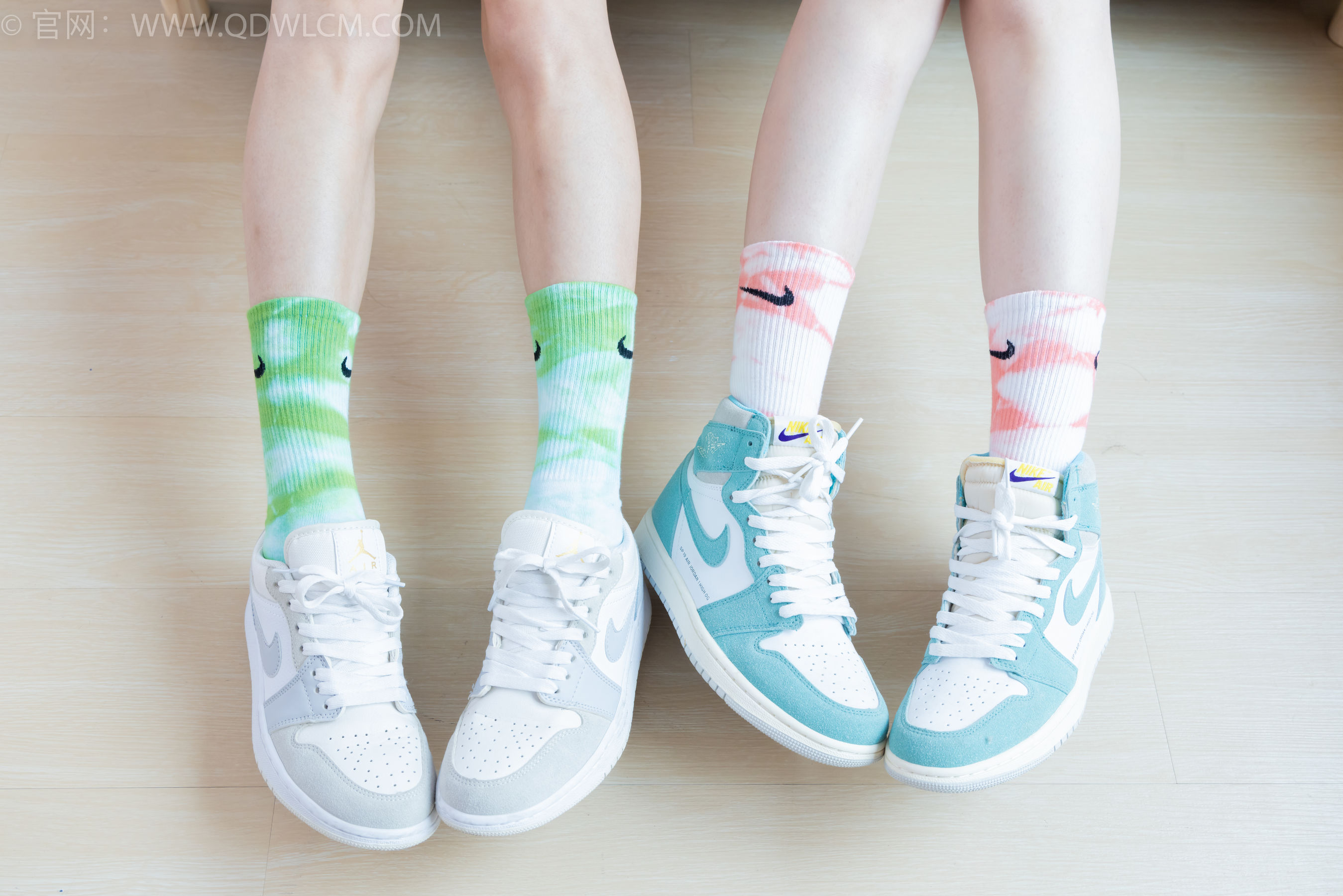 物恋传媒 No.2345 茯苓&恬恬 - 两双板鞋、红棉袜、绿棉袜、裸足/(165P)