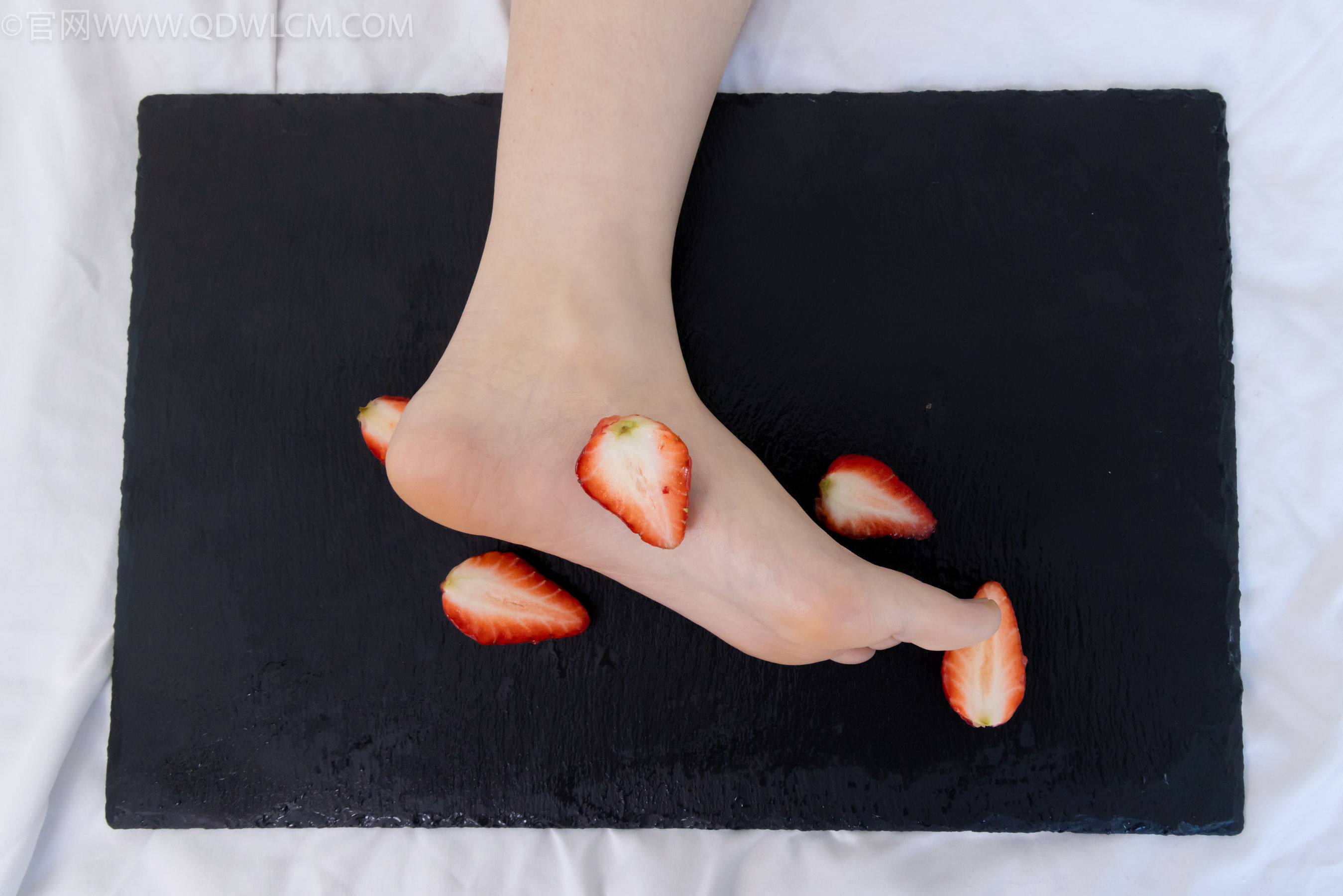 物恋传媒 No.2331 菜菜 - 高跟鞋、薄黑丝、裸足/(352P)