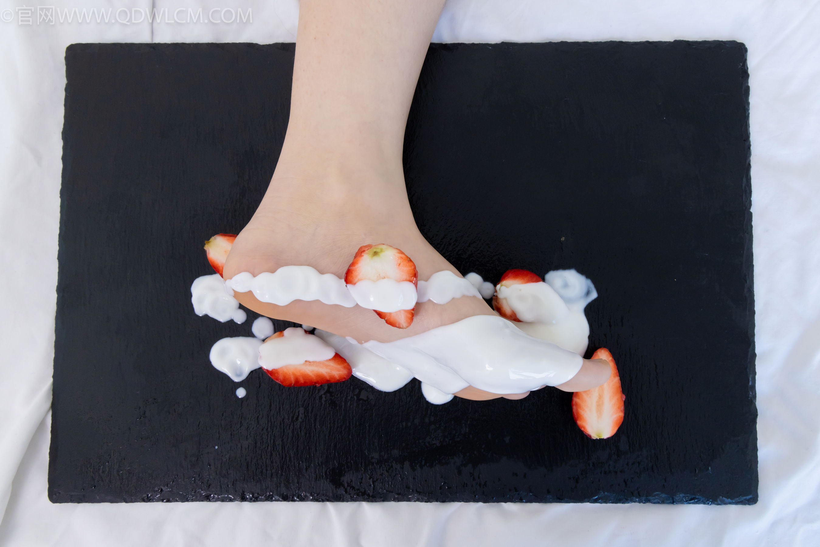 物恋传媒 No.2331 菜菜 - 高跟鞋、薄黑丝、裸足/(352P)