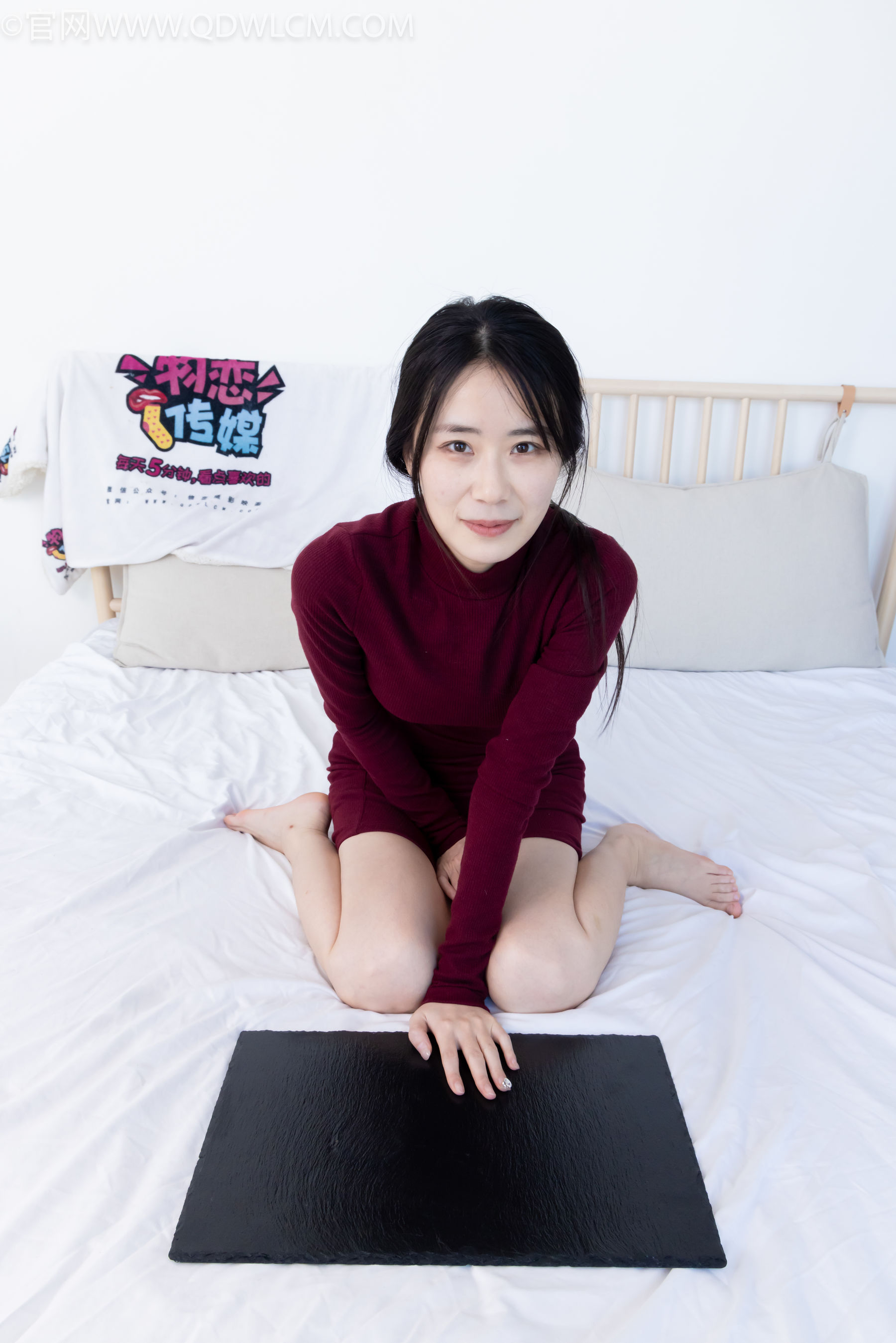 物恋传媒 No.2331 菜菜 - 高跟鞋、薄黑丝、裸足/(352P)