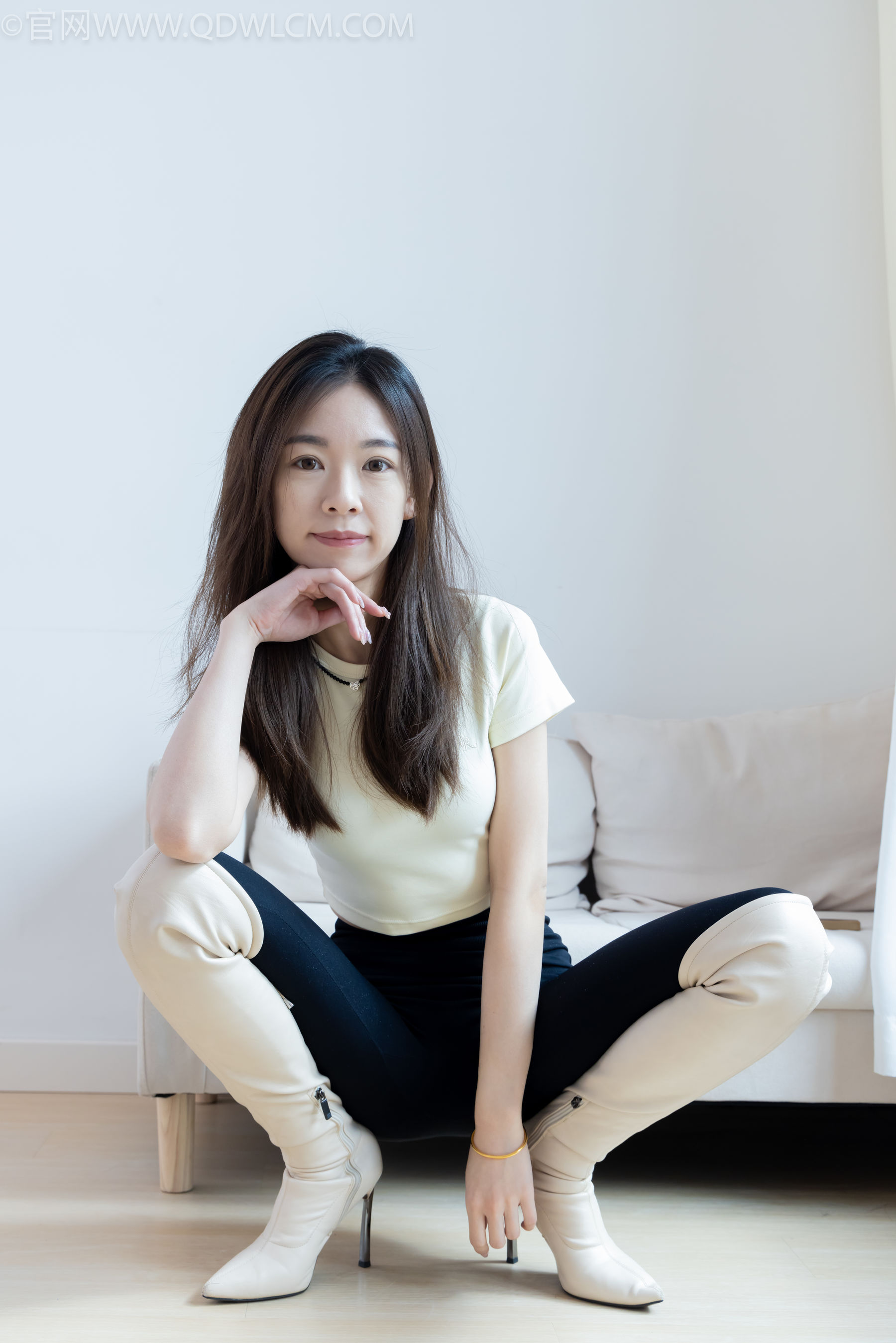 物恋传媒 No.2339 婷婷 - 长靴、白棉袜、裸足/(175P)