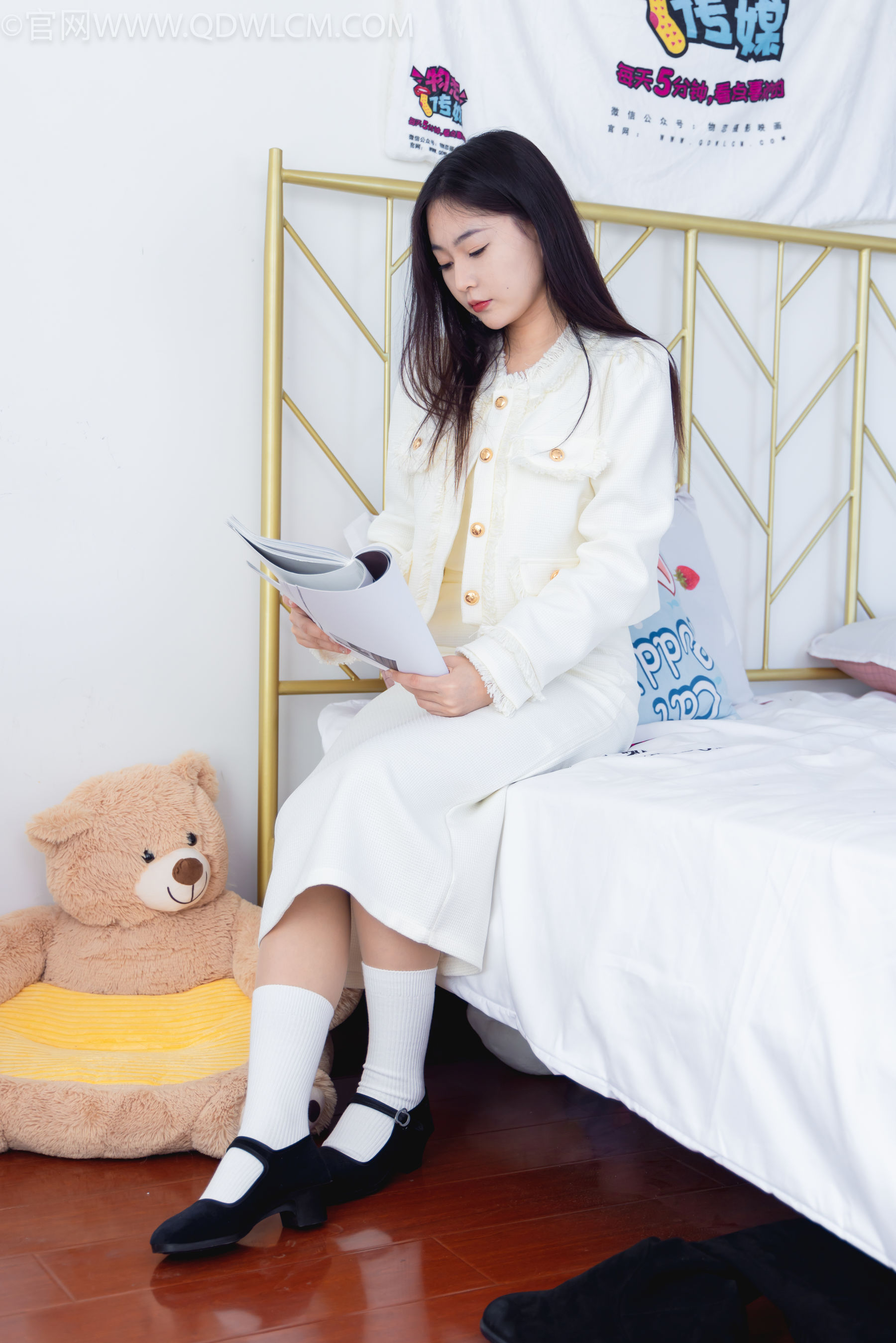 物恋传媒 No.2335 美兔 - 布鞋、长靴、白棉袜、薄肉丝/(227P)