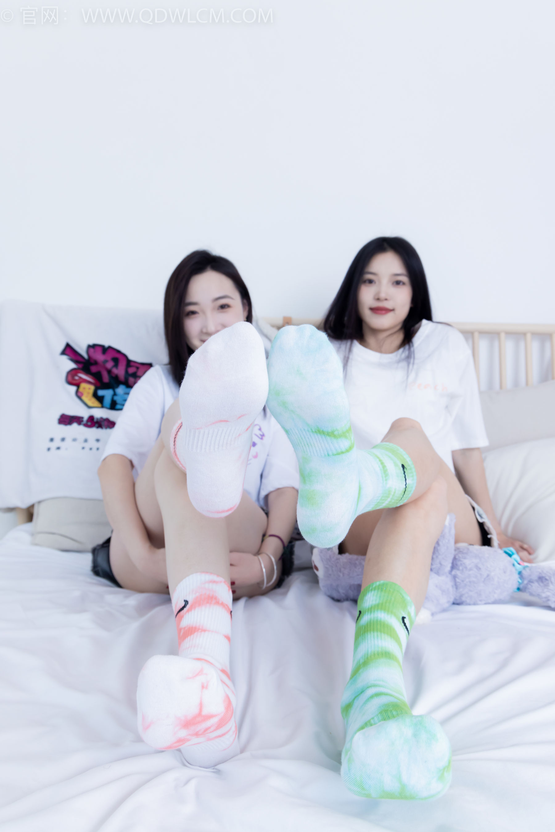 物恋传媒 No.2345 茯苓&恬恬 - 两双板鞋、红棉袜、绿棉袜、裸足/(165P)