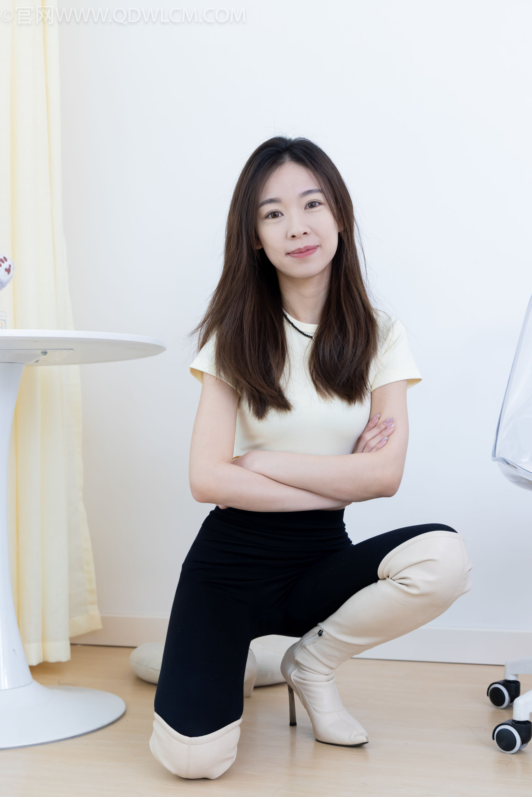 物恋传媒 No.2339 婷婷 - 长靴、白棉袜、裸足/(175P)