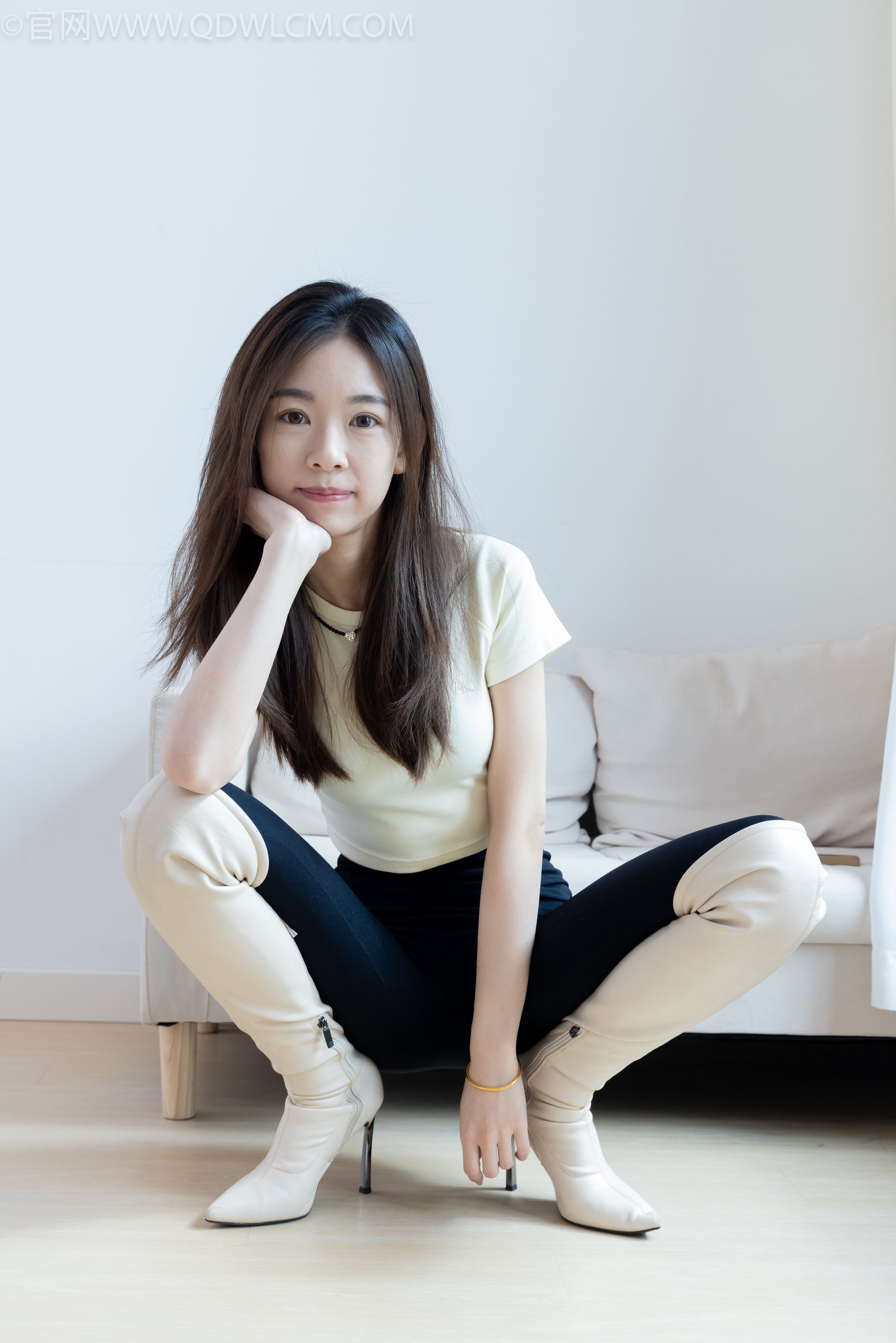 物恋传媒 No.2339 婷婷 - 长靴、白棉袜、裸足/(175P)