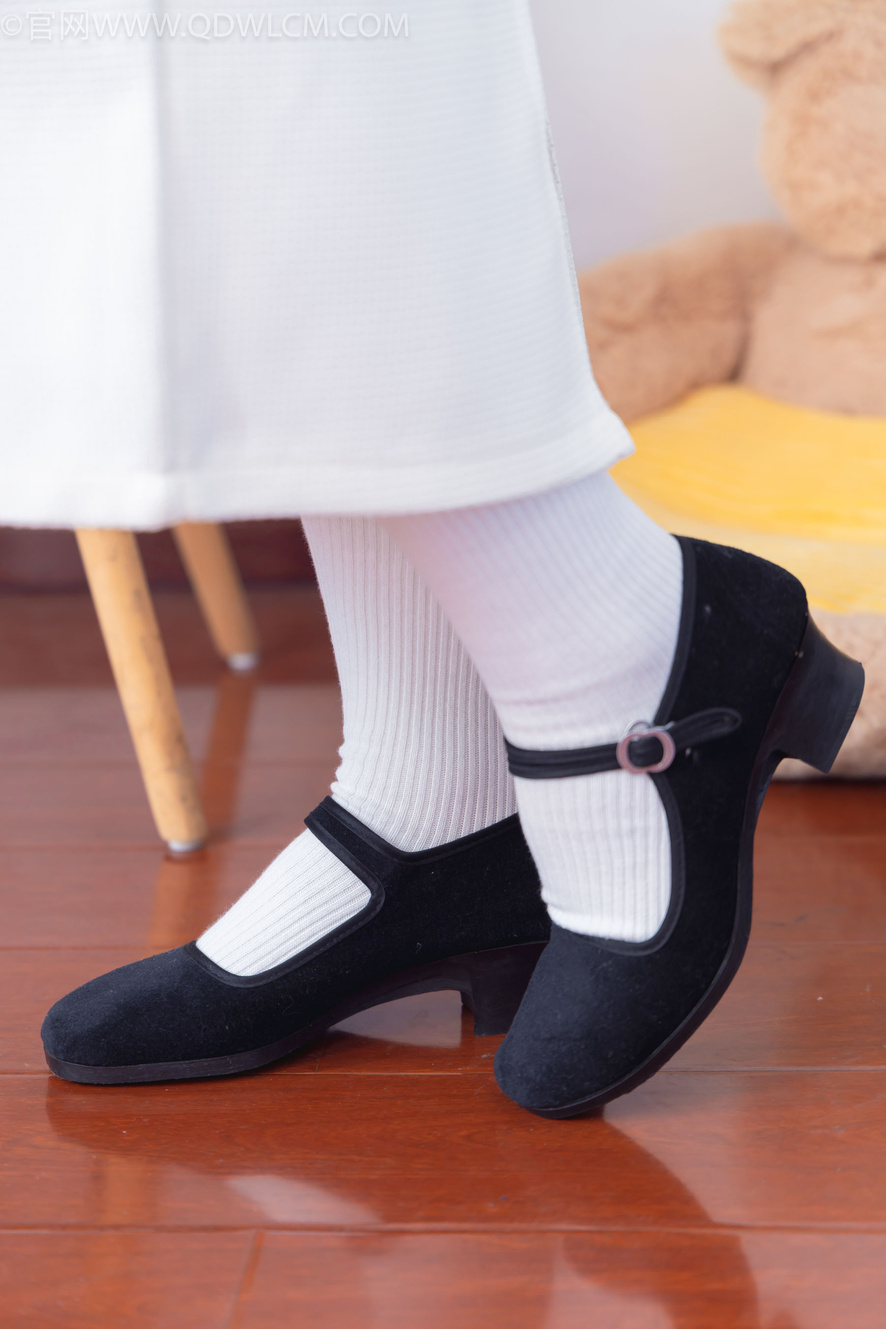 物恋传媒 No.2335 美兔 - 布鞋、长靴、白棉袜、薄肉丝/(227P)