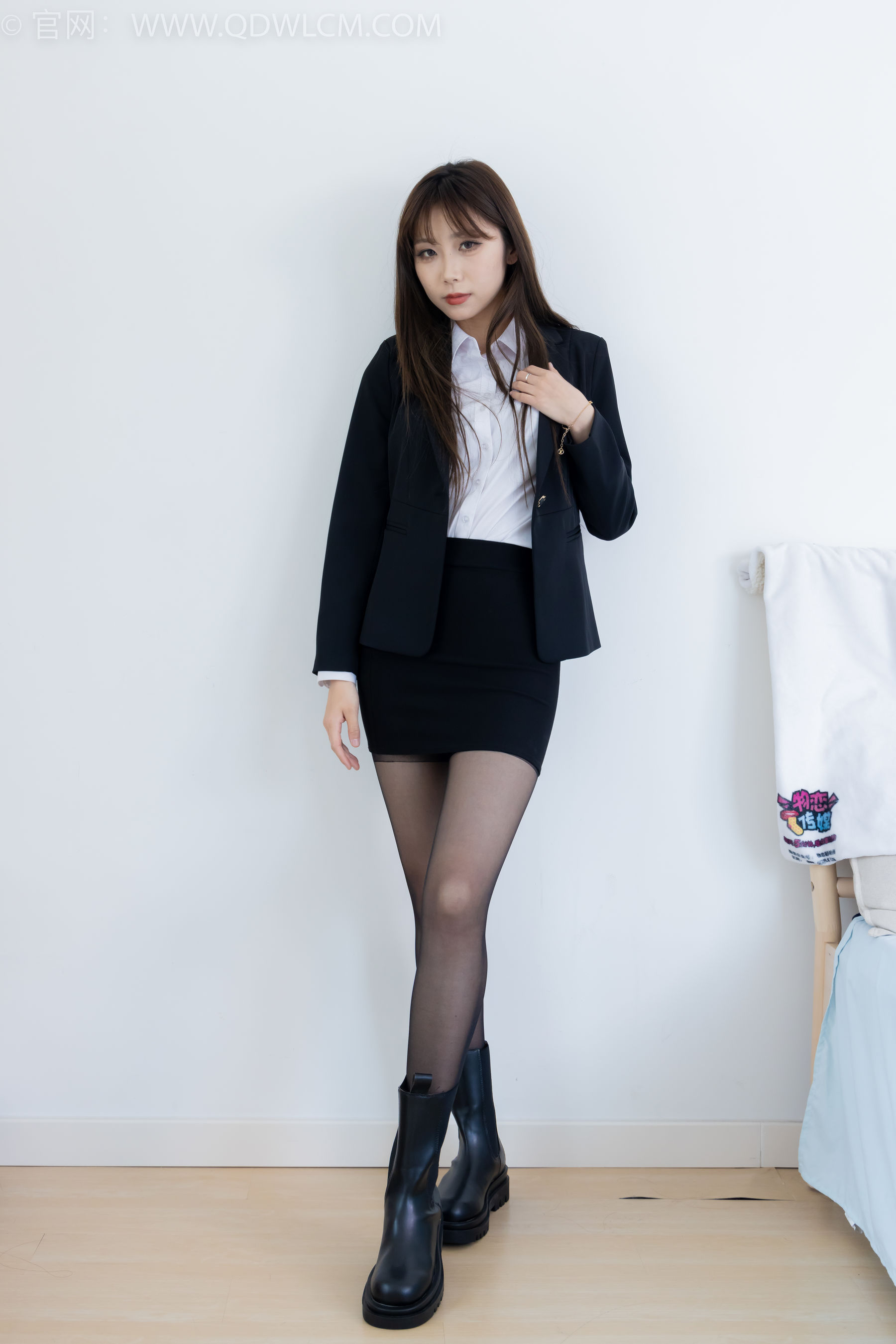 物恋传媒 No.2344 泡泡 - 短靴、薄黑丝、ol制服、高冷不笑御姐版/(150P)