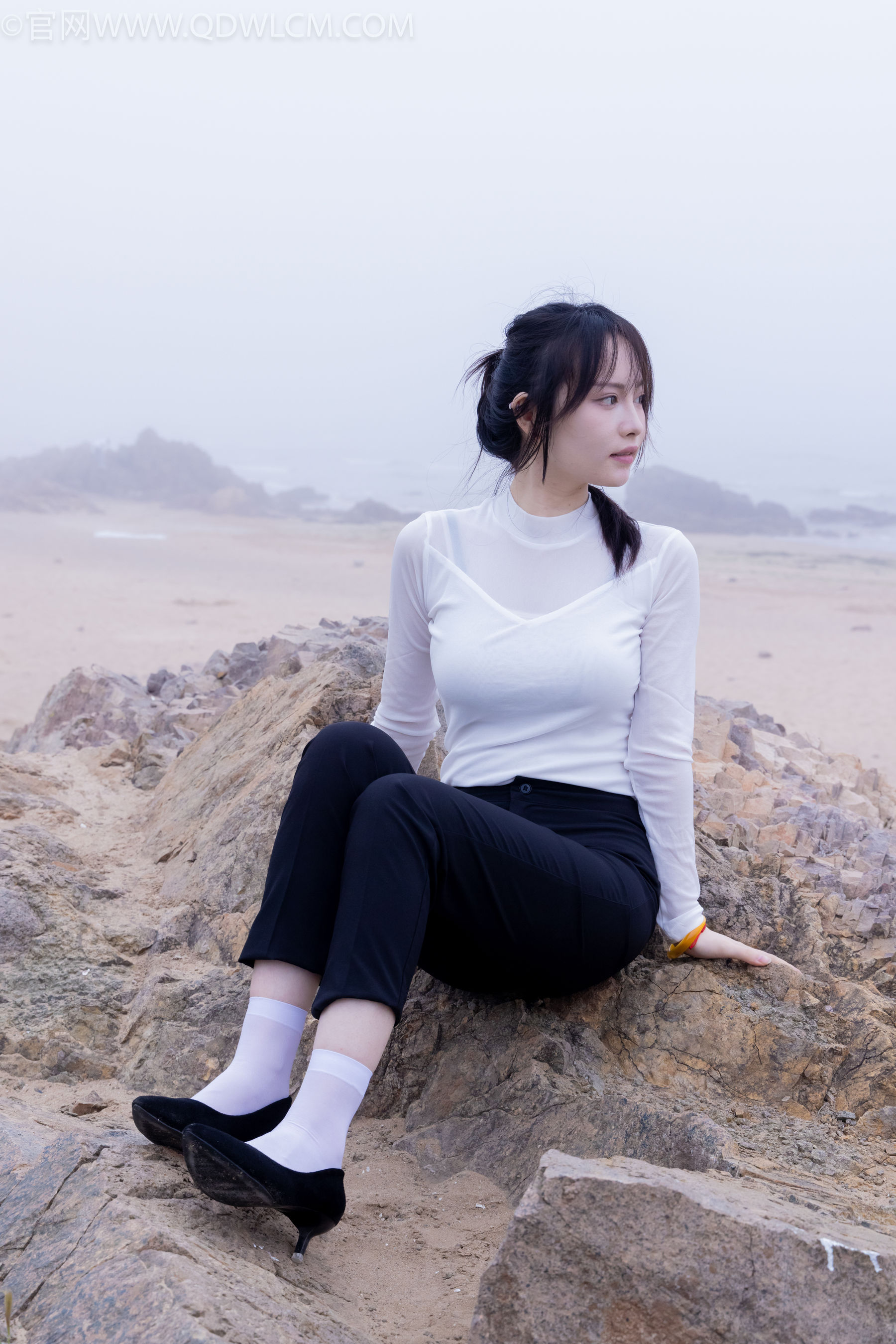 物恋传媒 No.2337 小酒 - 高跟鞋、短黑丝、短白丝/(315P)