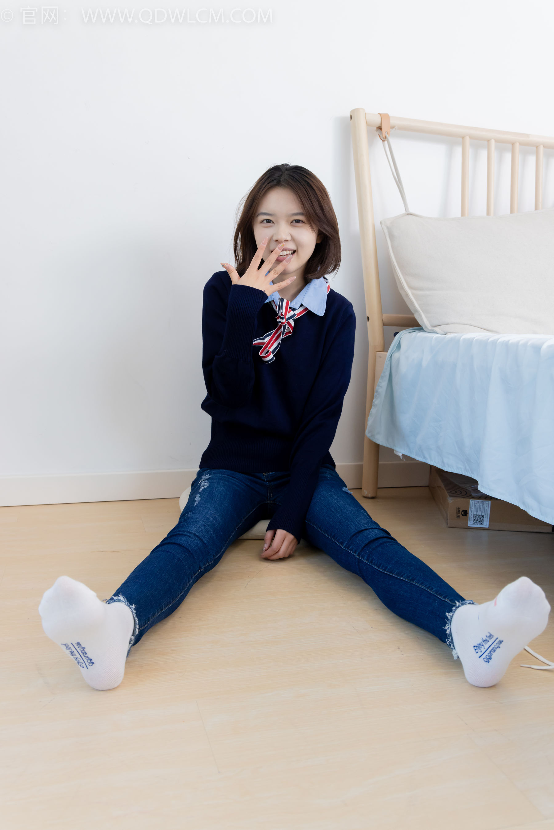 物恋传媒 No.2354 小悦 - 帆布鞋、白棉袜、裸足/(150P)