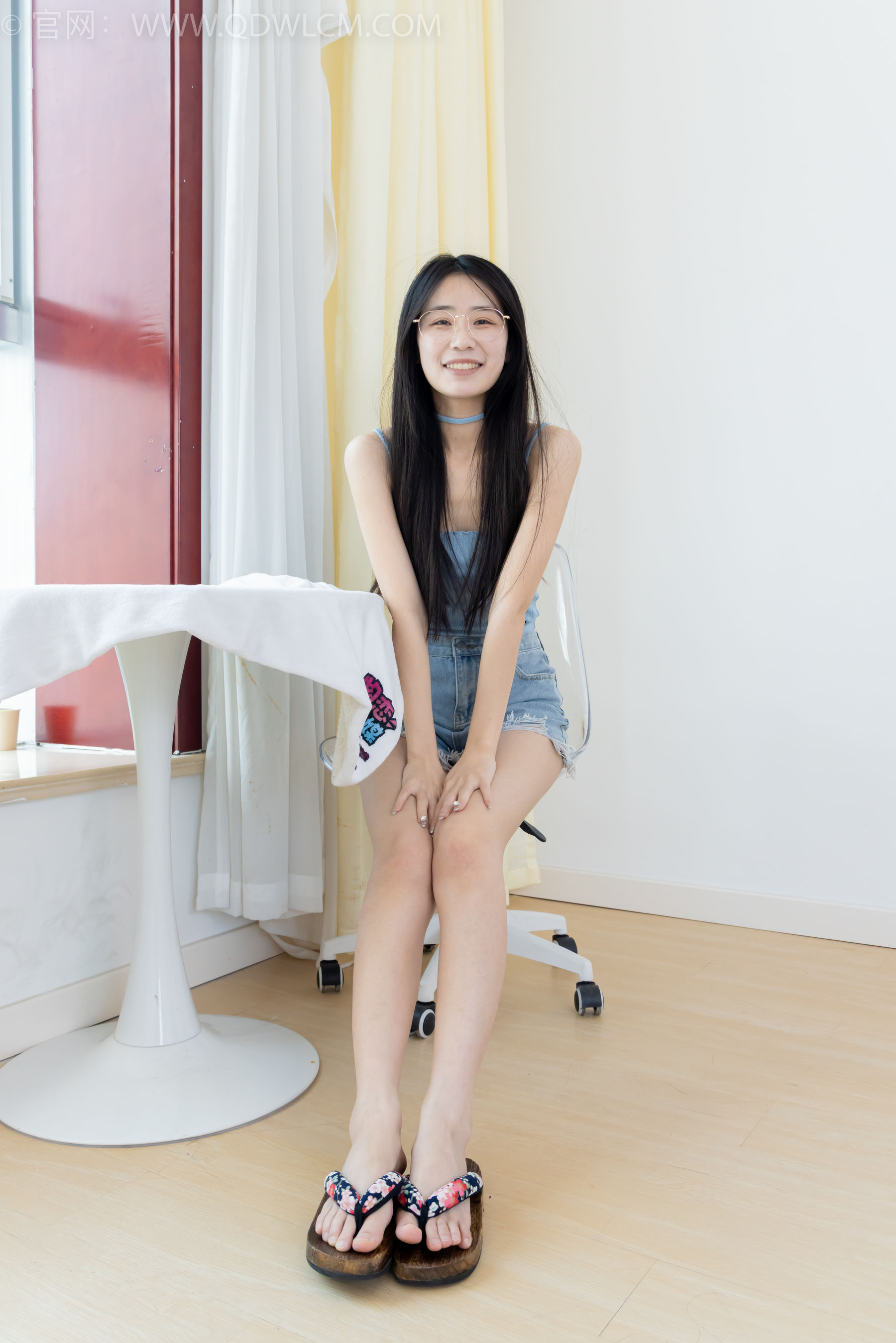 物恋传媒 No.2353 菜菜 - 木屐人字拖、薄黑丝、裸足/(155P)