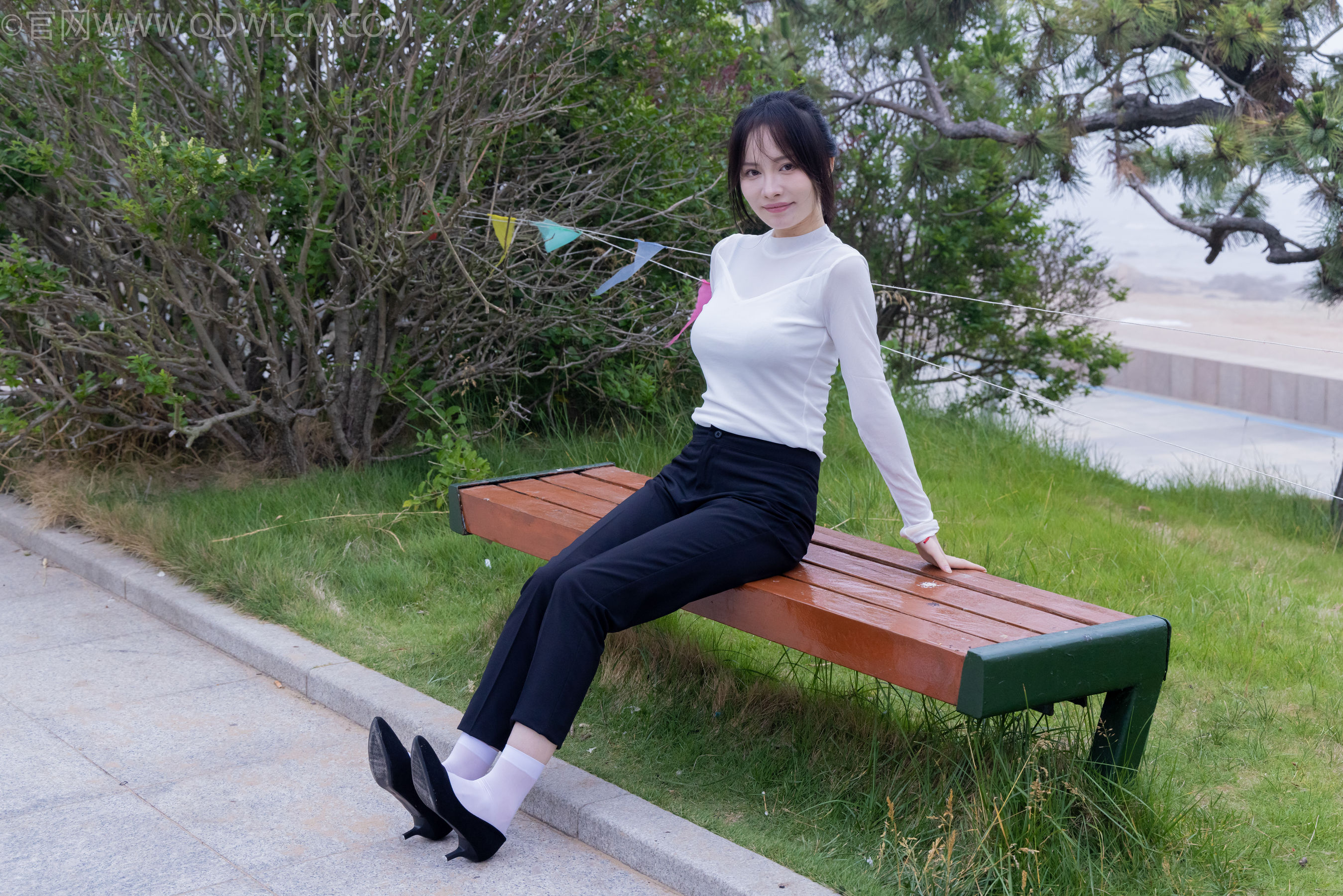 物恋传媒 No.2337 小酒 - 高跟鞋、短黑丝、短白丝/(315P)