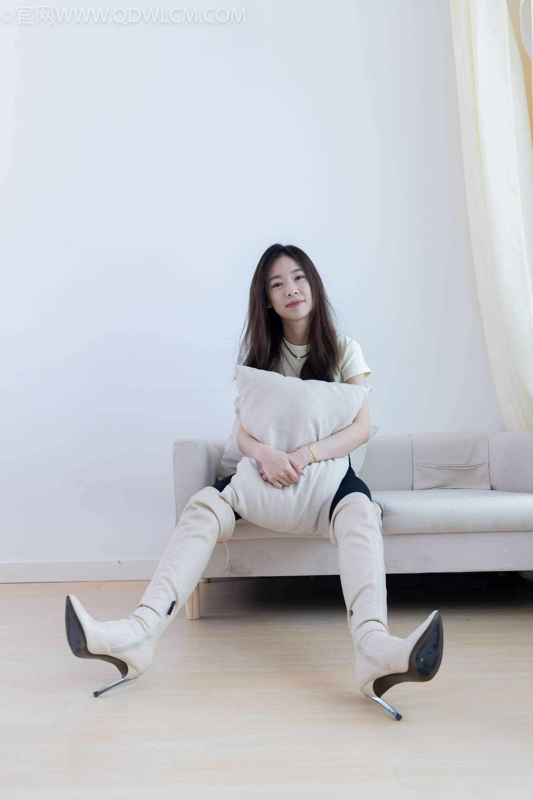 物恋传媒 No.2339 婷婷 - 长靴、白棉袜、裸足/(175P)