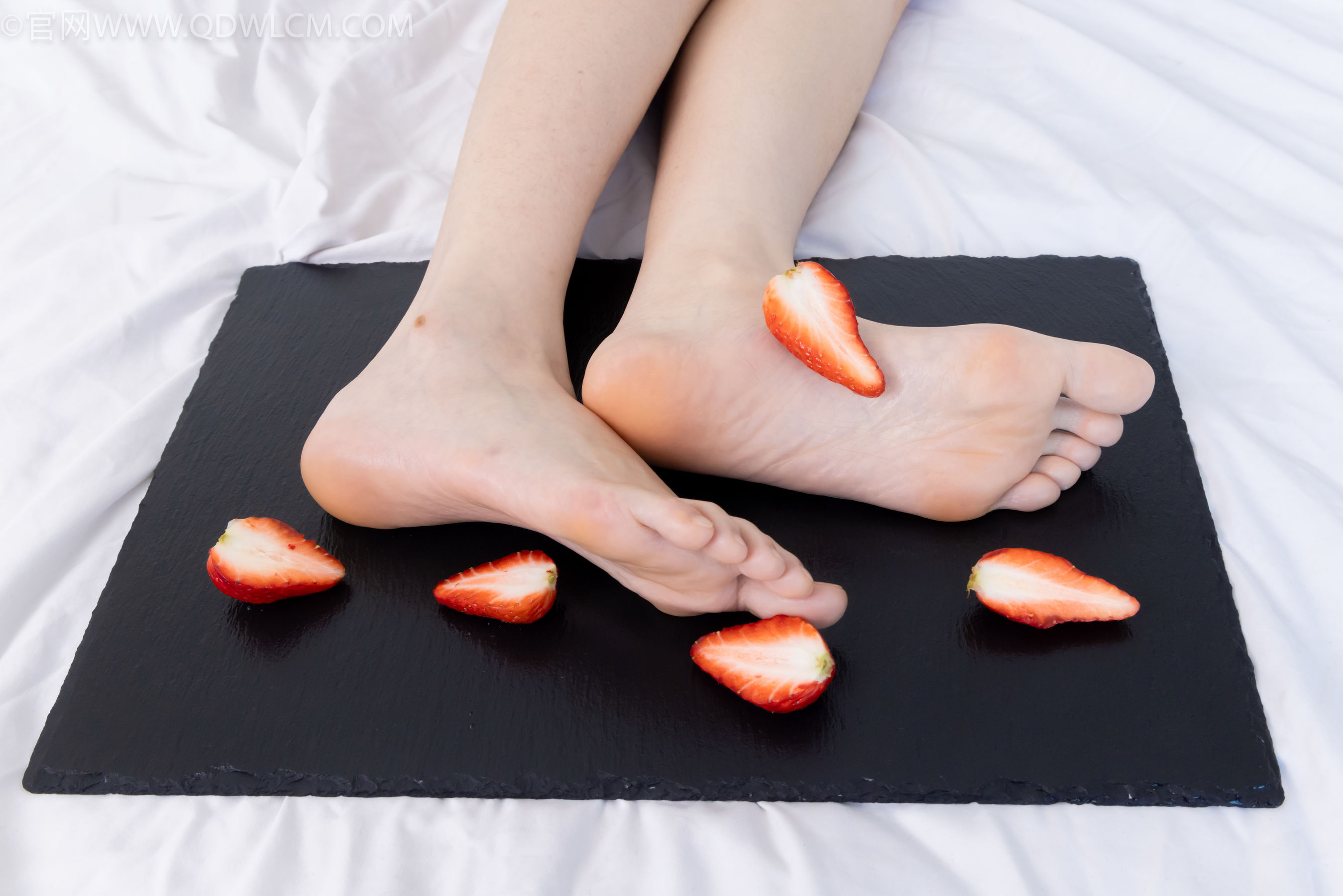 物恋传媒 No.2331 菜菜 - 高跟鞋、薄黑丝、裸足/(352P)