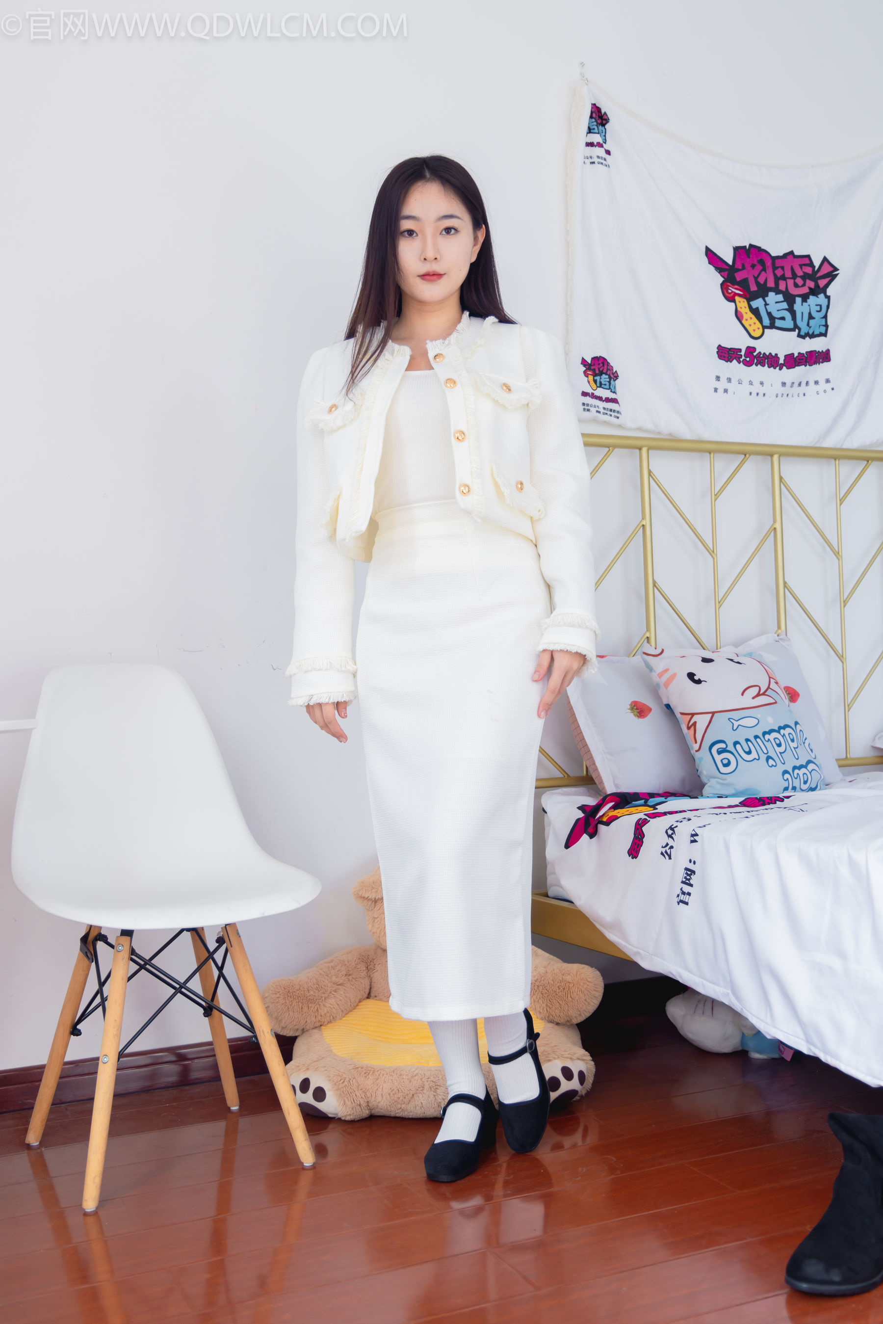 物恋传媒 No.2335 美兔 - 布鞋、长靴、白棉袜、薄肉丝/(227P)