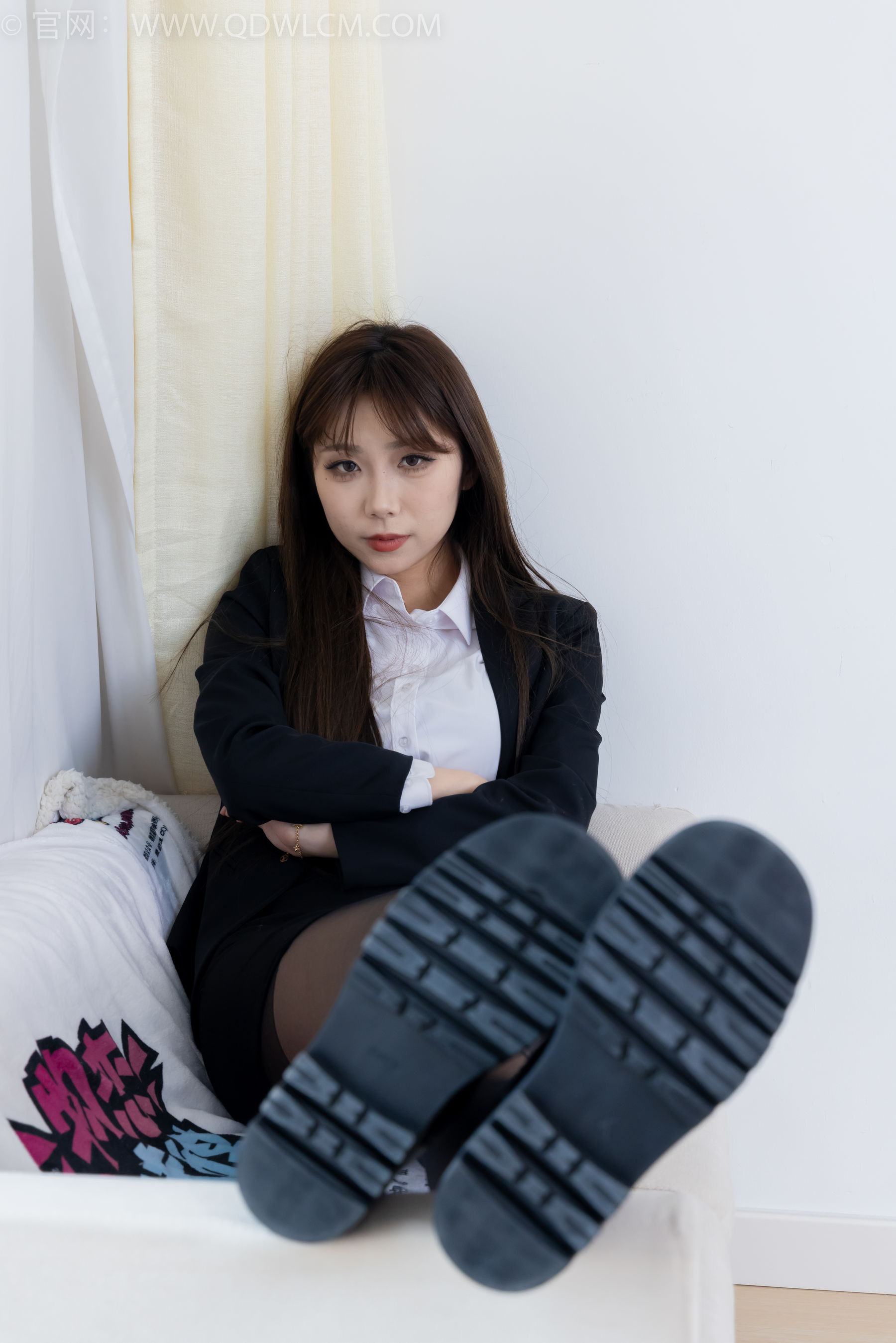 物恋传媒 No.2344 泡泡 - 短靴、薄黑丝、ol制服、高冷不笑御姐版/(150P)