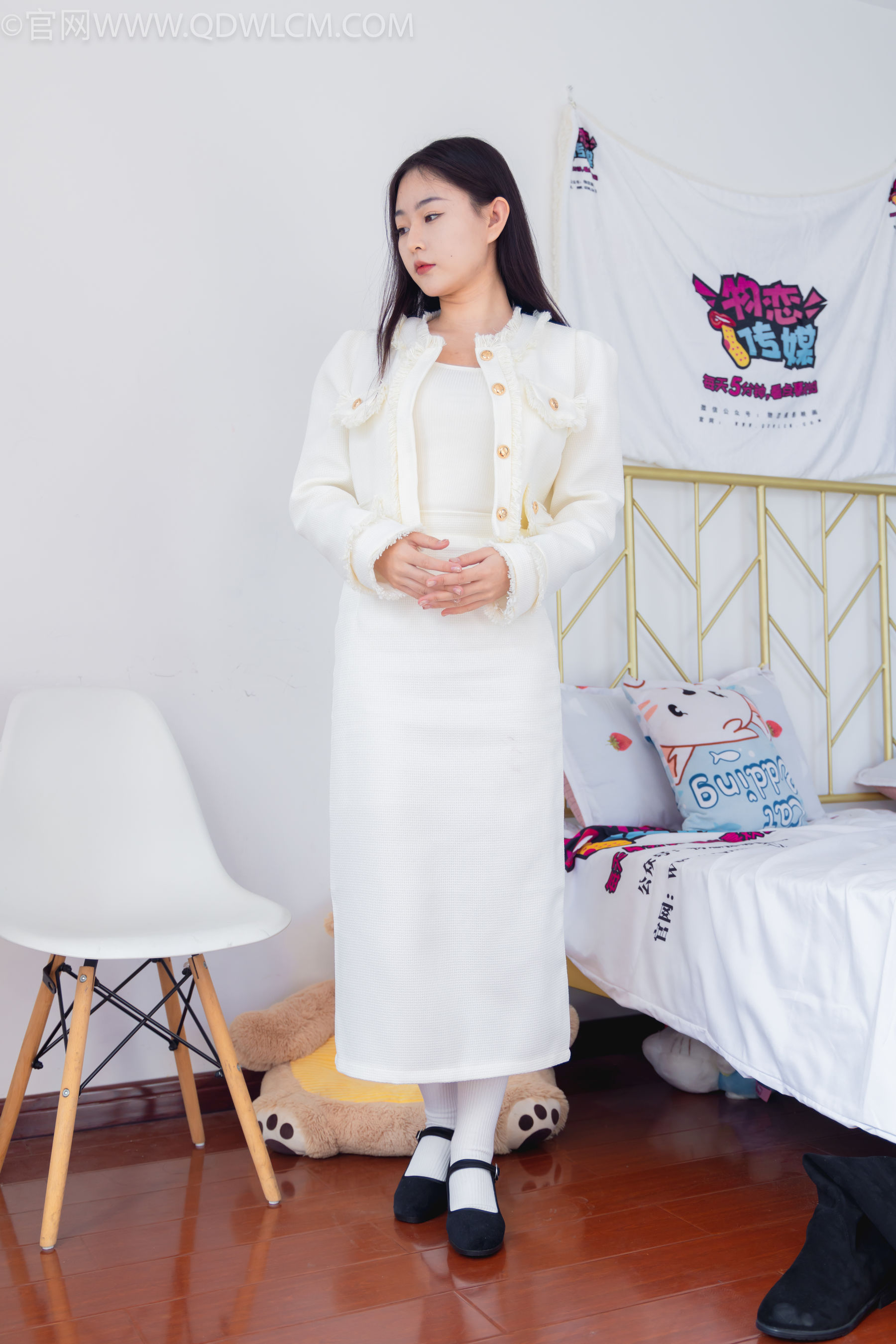 物恋传媒 No.2335 美兔 - 布鞋、长靴、白棉袜、薄肉丝/(227P)