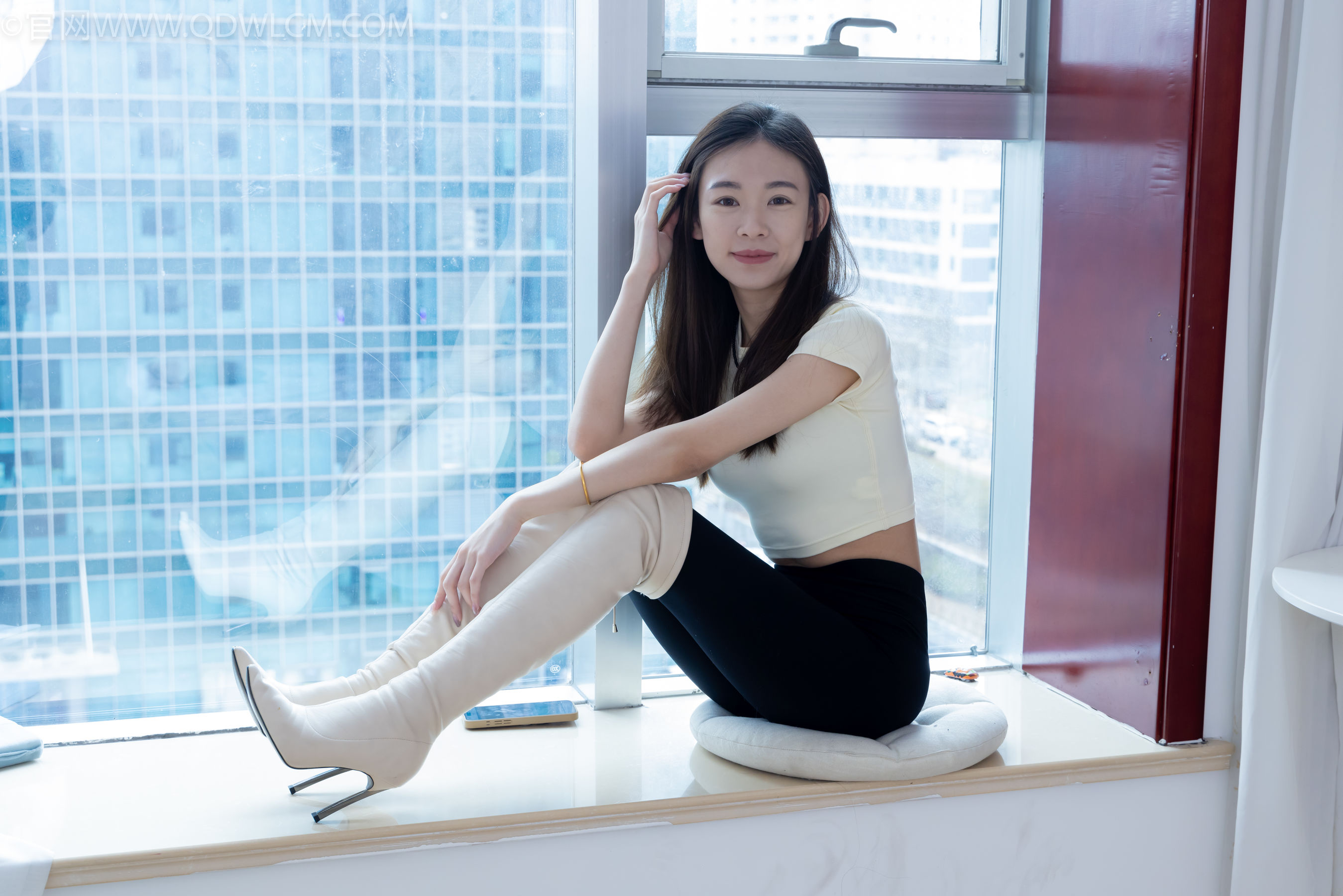 物恋传媒 No.2339 婷婷 - 长靴、白棉袜、裸足/(175P)