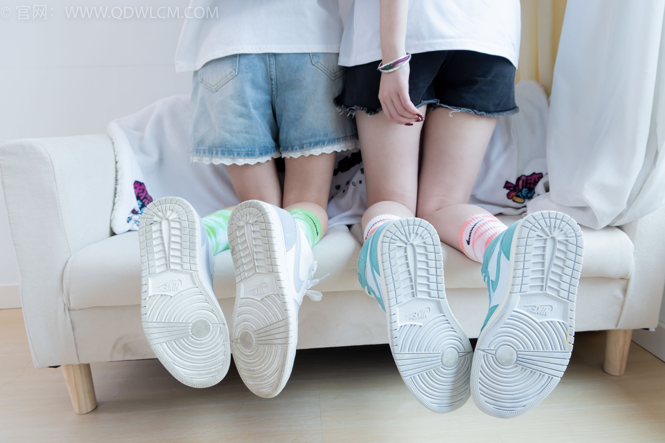 物恋传媒 No.2345 茯苓&恬恬 - 两双板鞋、红棉袜、绿棉袜、裸足/(165P)
